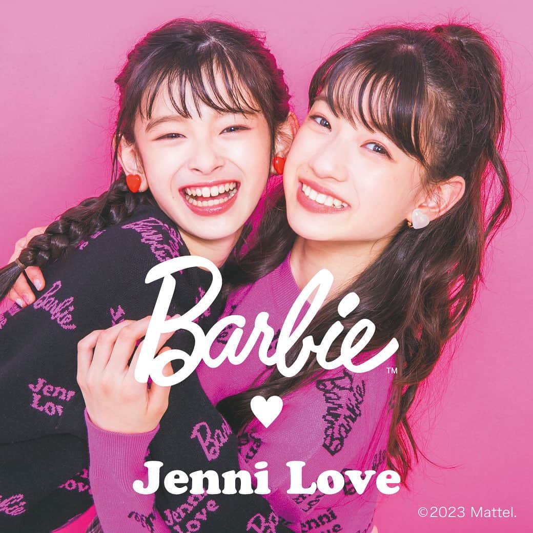 のインスタグラム：「9/23(祝・土)JENNI loveとBarbie™のコラボレーションアイテムが発売されます🩷  世界的に有名なファッションドール「バービー」とジェニィラブがコラボレーション🩷  🩷Barbie™総柄ロゴニット 360度どこから見ても可愛いトレンドの総柄ニット♪ Barbie™とJenni Loveの総ロゴは コラボレーションアイテムだけの特別デザイン！  🩷Barbie™バックプリントトレーナー バックプリントにはBarbie™ ♡かわいすぎ♪ パンツやスカートにも合わせやすいので通学にもオススメ  🩷Barbie™そでチュールトレーナー アーム部分のチュールがおしゃれを格アゲ✨ フロントにはBarbie™のシルエットロゴがとってもカワイイ♪ 落ちつき感のあるデザインはガーリーにもカジュアルにも！  🩷Barbie™バックロゴパーカーワンピ 前後にコラボレーションアイテムだけの特別デザインのロゴが♡ ウエストマークされたワンピだからスウェット生地でもおでかけにもピッタリ！！    ※JENNI SHOP全店とJENNI Online Shop本店のみ取り扱いです👠 ※オンラインショップでは9/23 9:00から発売となります。 ※コラボレーションアイテムをお買い上げでBarbie™︎×JENNI loveオリジナルステッカーをプレゼント致します。」