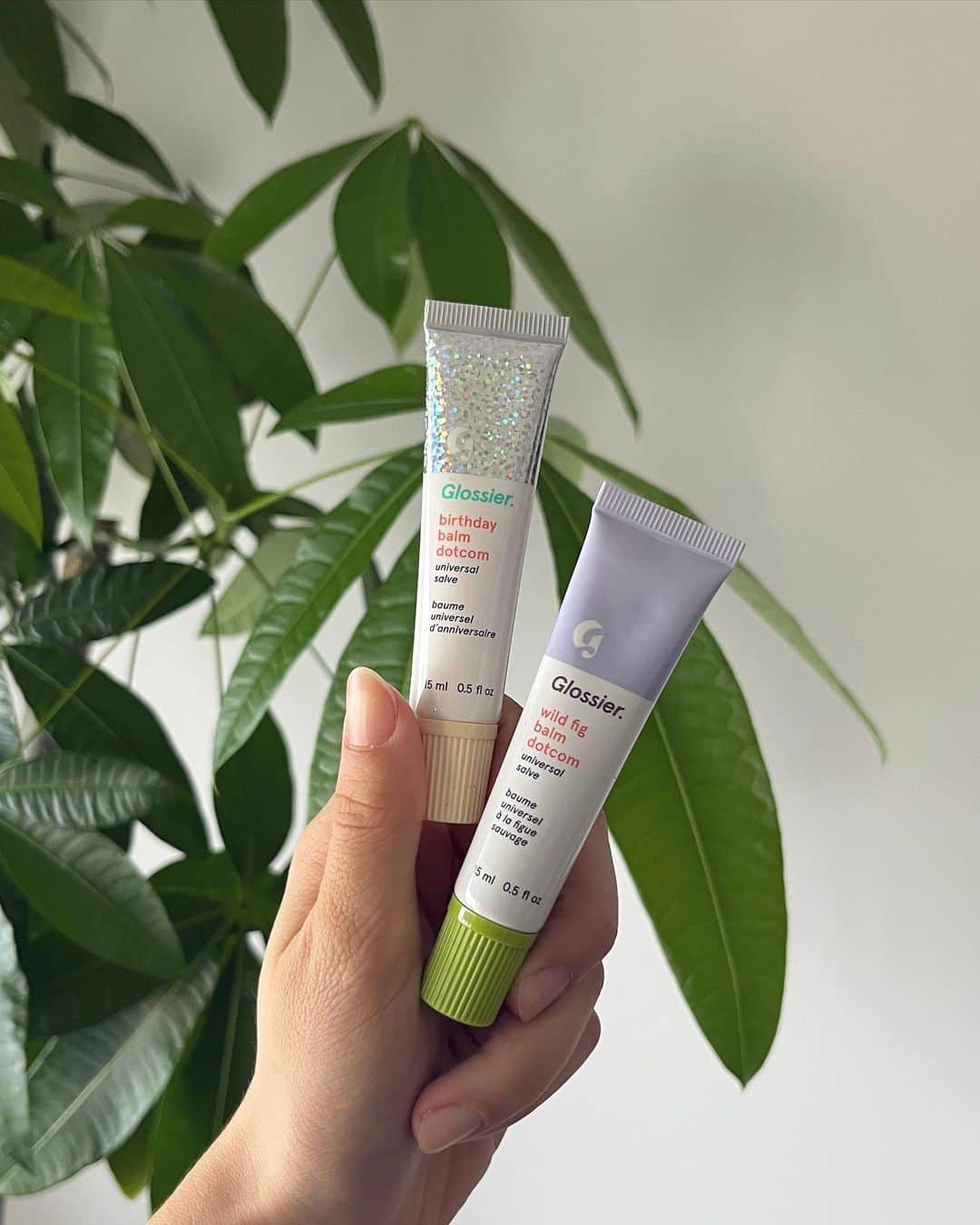 山神アリシアのインスタグラム：「NYお土産💋　 かわいい @glossier のリップ達。  Wild figが今の季節にぴったりで最近のお気に入りに。バースデーバームもキラキラがかわいくて、他のリップの上に重ねてみたり🎂  新しいコスメ、やっぱりワクワクするね♡」