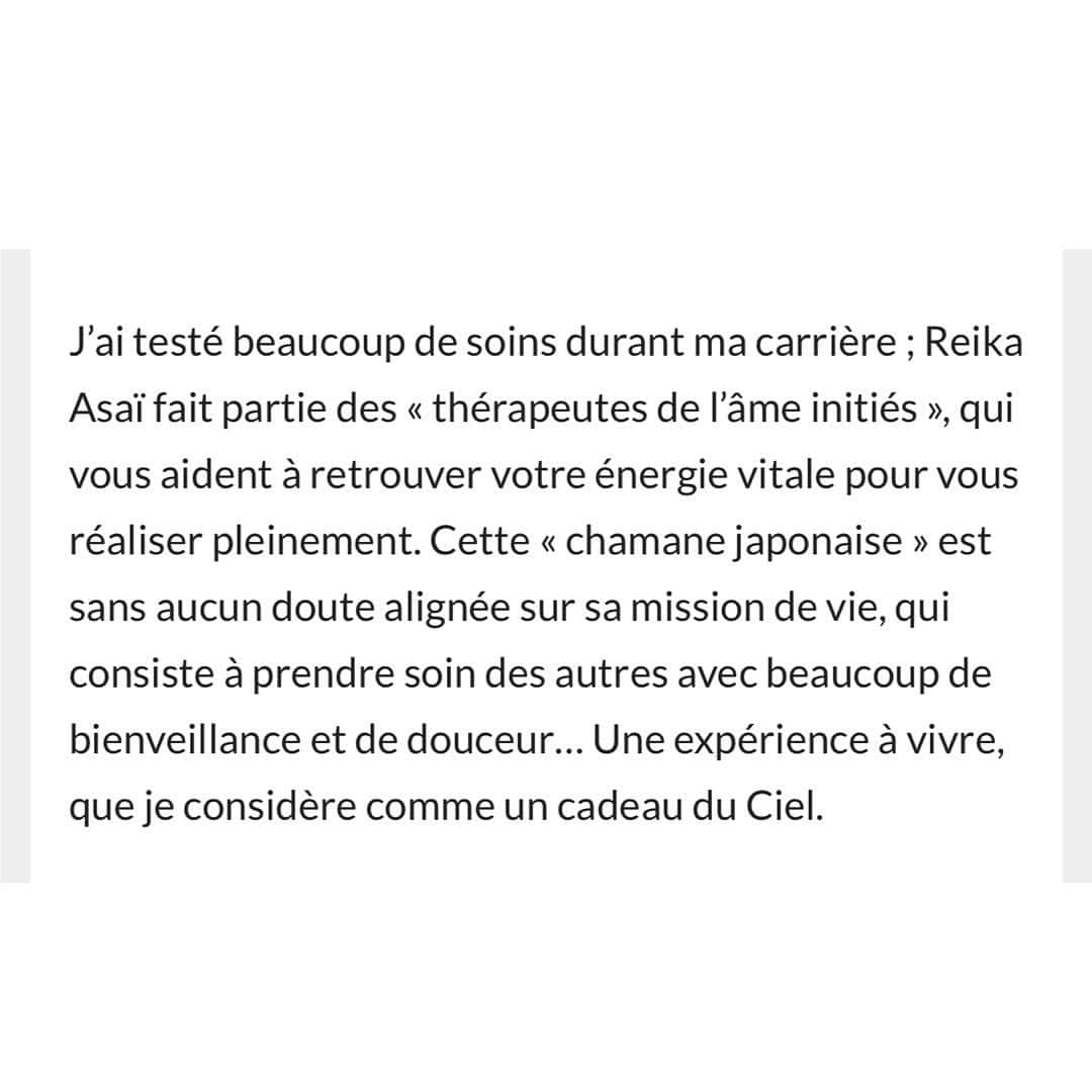 朝井麗華さんのインスタグラム写真 - (朝井麗華Instagram)「フランスの美容や健康・ライフスタイルマガジン「madamebienetre」に、カンヌでの私のメソッドデモンストレーションについてとジャーナリスト @stephzeitoun  さんの体験が掲載されました！ 日本語訳を以下に載せます☺️（Google翻訳なので間違いがあれば教えてください…！）この記事の反響がかなりあり、問い合わせ殺到！！今回個人セッションをする予定はなくスケジュールを組んでしまっていたため多数は受けれませんでしたが、「来年Reikaはまた来ます！」と皆様に約束✨ 私の記念すべきフランス初のメディア記事、全貌をご覧ください💓  ーーーーー あなたの人生を特徴づける出会いがあります。朝井麗華さんもその一人です  この明るくカリスマ性のある若い女性は、日本で有名な日本人セラピストです。 160 を超える雑誌に掲載され、美容・健康関連の様々な企業で講演し、著書は11 冊、彼女のセッションの予約は5年待ちとは、彼女の名声を示唆しています。  そして今、より多くの人を助けるために、朝井麗華はフランスで彼女の知識と経験を分かち合いたいと考えている。そこで、私は彼女に会い、彼女の "黄金の手 "を試すことができた。  【確かな知識に基づく専門知識】 17 年前に治療の分野に足を踏み入れて以来、朝井麗華は古代の知識と科学の進歩の両方を統合した効果的な治療法の研究開発に人生を捧げてきました。確固たる学歴と長年の実務経験を持つ彼女は、その分野の専門家として認められ、自分の職業に情熱を注いでいます。  朝井麗華は、革新的な技術と総合的なアプローチを通じて、タッチセラピー、鍼の様な手技療法、瞑想、その他の自然療法を用いて、何千人もの人々が感情と身体のバランスを取り戻すのを助けてきました。  【伝達への愛】 朝井麗華は単なるセラピストではなく、チャネラーです。彼女はあなたをスキャンし、あなたのトラウマをすべて検出し、彼女が学んだジェスチャーとテクニックの組み合わせによってそれらを解放しますが、何よりも彼女の直感的な認識によって導かれます  彼女によると、問題の 10% は意識的であり、90% は無意識です。したがって、体と心の両方を治療するだけでなく、感情やトラウマも治療することが不可欠です。実際、私たちが意識的に感情やトラウマを解放できないと、損傷した臓器にエネルギー嚢胞が生じます。  こうして彼女は、症状ではなく永続的な方法で問題を根絶する原因を見つけ、患者を解放するために無意識まで見ていくのです  その治療には、人の外見を変える効果もあり、しわを減らしたり、背骨を再調整した患者のシルエットを変えることができます  【セッション: 内部関係者による総合的なアプローチ】 朝井麗華さんのプレスプレゼンテーションで目にした「パフォーマンス」にすでに感銘を受けていた私は、並外れた才能を持つこのホリスティックセラピストとのセッションを試してみたいと待ちきれませんでした。  私が彼女と会ったのは、健康的なグルメ料理で有名な平和の楽園、カンヌのヴィラ ベル プラージュの魔法のような環境の中ででした。彼女は見ただけで私をスキャンした後、私が過去に持ったままのネガティヴ感情を私に伝え、私の人生の困難な時期や、それらの出来事が私の健康に及ぼす影響について話してくれました。現時点では、彼女が私に言うことはすべて真実です。  それから彼女は私に横になるように言い、1.5時間私に施術をしてくれました。彼女の手が触れると、雲の上にいるような柔らかさと温もりを感じます。彼女は私の足から頭まで、黙って私の施術をしてくれます...  治療の終わりに、彼女は私がエネルギーのバランスを取り戻すために、必要なものを再調整したことを私に確認しました。これは、私の仕事の仕方、特に本の執筆方法を変える結果をもたらすでしょう。私は明確に実践しなければなりません。そして私は、ひどい首の痛みを抱えていましたが、治療後には完全に消え、さらに、奇跡的なことが！驚くことに、注射をしたくなかった眉間のシワもかなり薄くなりました。  私はこれまでのキャリアの中で多くの治療法を試してきました。朝井麗華は、あなたが本来の自分自身を完全に実現するための生命エネルギーを取り戻すのを助ける「ソウルセラピスト」です。この「日本のシャーマン」は、間違いなく彼女の人生の使命と一致しています。それは、大きな優しさと優しさで他人の世話をすることで構成されています…それは生きる経験であり、それは天からの贈り物であると私は考えています。  Reika Asaï Pour toute demande, contacter son agent : Tél : 🇫🇷0661533608 Mail : agent@reikaassai.com   Merci beaucoup❤️ @stephzeitoun   #Reikamethod #Tuina #traumarelease #traumatherapy #bodymindspirit #subconsciousmind #Orientalmedicine #France #Cannes #Japan」9月19日 9時29分 - reikaasai