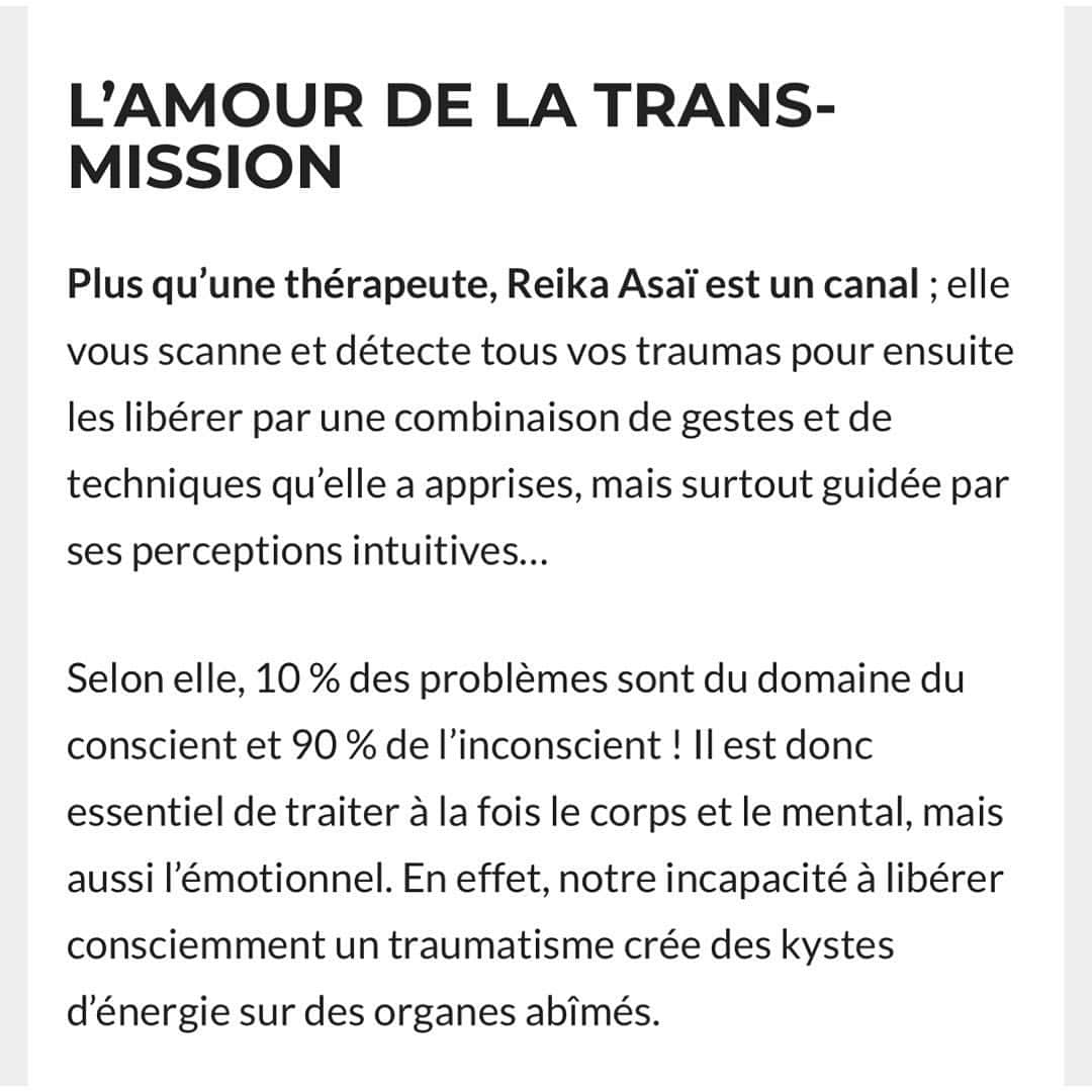 朝井麗華さんのインスタグラム写真 - (朝井麗華Instagram)「フランスの美容や健康・ライフスタイルマガジン「madamebienetre」に、カンヌでの私のメソッドデモンストレーションについてとジャーナリスト @stephzeitoun  さんの体験が掲載されました！ 日本語訳を以下に載せます☺️（Google翻訳なので間違いがあれば教えてください…！）この記事の反響がかなりあり、問い合わせ殺到！！今回個人セッションをする予定はなくスケジュールを組んでしまっていたため多数は受けれませんでしたが、「来年Reikaはまた来ます！」と皆様に約束✨ 私の記念すべきフランス初のメディア記事、全貌をご覧ください💓  ーーーーー あなたの人生を特徴づける出会いがあります。朝井麗華さんもその一人です  この明るくカリスマ性のある若い女性は、日本で有名な日本人セラピストです。 160 を超える雑誌に掲載され、美容・健康関連の様々な企業で講演し、著書は11 冊、彼女のセッションの予約は5年待ちとは、彼女の名声を示唆しています。  そして今、より多くの人を助けるために、朝井麗華はフランスで彼女の知識と経験を分かち合いたいと考えている。そこで、私は彼女に会い、彼女の "黄金の手 "を試すことができた。  【確かな知識に基づく専門知識】 17 年前に治療の分野に足を踏み入れて以来、朝井麗華は古代の知識と科学の進歩の両方を統合した効果的な治療法の研究開発に人生を捧げてきました。確固たる学歴と長年の実務経験を持つ彼女は、その分野の専門家として認められ、自分の職業に情熱を注いでいます。  朝井麗華は、革新的な技術と総合的なアプローチを通じて、タッチセラピー、鍼の様な手技療法、瞑想、その他の自然療法を用いて、何千人もの人々が感情と身体のバランスを取り戻すのを助けてきました。  【伝達への愛】 朝井麗華は単なるセラピストではなく、チャネラーです。彼女はあなたをスキャンし、あなたのトラウマをすべて検出し、彼女が学んだジェスチャーとテクニックの組み合わせによってそれらを解放しますが、何よりも彼女の直感的な認識によって導かれます  彼女によると、問題の 10% は意識的であり、90% は無意識です。したがって、体と心の両方を治療するだけでなく、感情やトラウマも治療することが不可欠です。実際、私たちが意識的に感情やトラウマを解放できないと、損傷した臓器にエネルギー嚢胞が生じます。  こうして彼女は、症状ではなく永続的な方法で問題を根絶する原因を見つけ、患者を解放するために無意識まで見ていくのです  その治療には、人の外見を変える効果もあり、しわを減らしたり、背骨を再調整した患者のシルエットを変えることができます  【セッション: 内部関係者による総合的なアプローチ】 朝井麗華さんのプレスプレゼンテーションで目にした「パフォーマンス」にすでに感銘を受けていた私は、並外れた才能を持つこのホリスティックセラピストとのセッションを試してみたいと待ちきれませんでした。  私が彼女と会ったのは、健康的なグルメ料理で有名な平和の楽園、カンヌのヴィラ ベル プラージュの魔法のような環境の中ででした。彼女は見ただけで私をスキャンした後、私が過去に持ったままのネガティヴ感情を私に伝え、私の人生の困難な時期や、それらの出来事が私の健康に及ぼす影響について話してくれました。現時点では、彼女が私に言うことはすべて真実です。  それから彼女は私に横になるように言い、1.5時間私に施術をしてくれました。彼女の手が触れると、雲の上にいるような柔らかさと温もりを感じます。彼女は私の足から頭まで、黙って私の施術をしてくれます...  治療の終わりに、彼女は私がエネルギーのバランスを取り戻すために、必要なものを再調整したことを私に確認しました。これは、私の仕事の仕方、特に本の執筆方法を変える結果をもたらすでしょう。私は明確に実践しなければなりません。そして私は、ひどい首の痛みを抱えていましたが、治療後には完全に消え、さらに、奇跡的なことが！驚くことに、注射をしたくなかった眉間のシワもかなり薄くなりました。  私はこれまでのキャリアの中で多くの治療法を試してきました。朝井麗華は、あなたが本来の自分自身を完全に実現するための生命エネルギーを取り戻すのを助ける「ソウルセラピスト」です。この「日本のシャーマン」は、間違いなく彼女の人生の使命と一致しています。それは、大きな優しさと優しさで他人の世話をすることで構成されています…それは生きる経験であり、それは天からの贈り物であると私は考えています。  Reika Asaï Pour toute demande, contacter son agent : Tél : 🇫🇷0661533608 Mail : agent@reikaassai.com   Merci beaucoup❤️ @stephzeitoun   #Reikamethod #Tuina #traumarelease #traumatherapy #bodymindspirit #subconsciousmind #Orientalmedicine #France #Cannes #Japan」9月19日 9時29分 - reikaasai