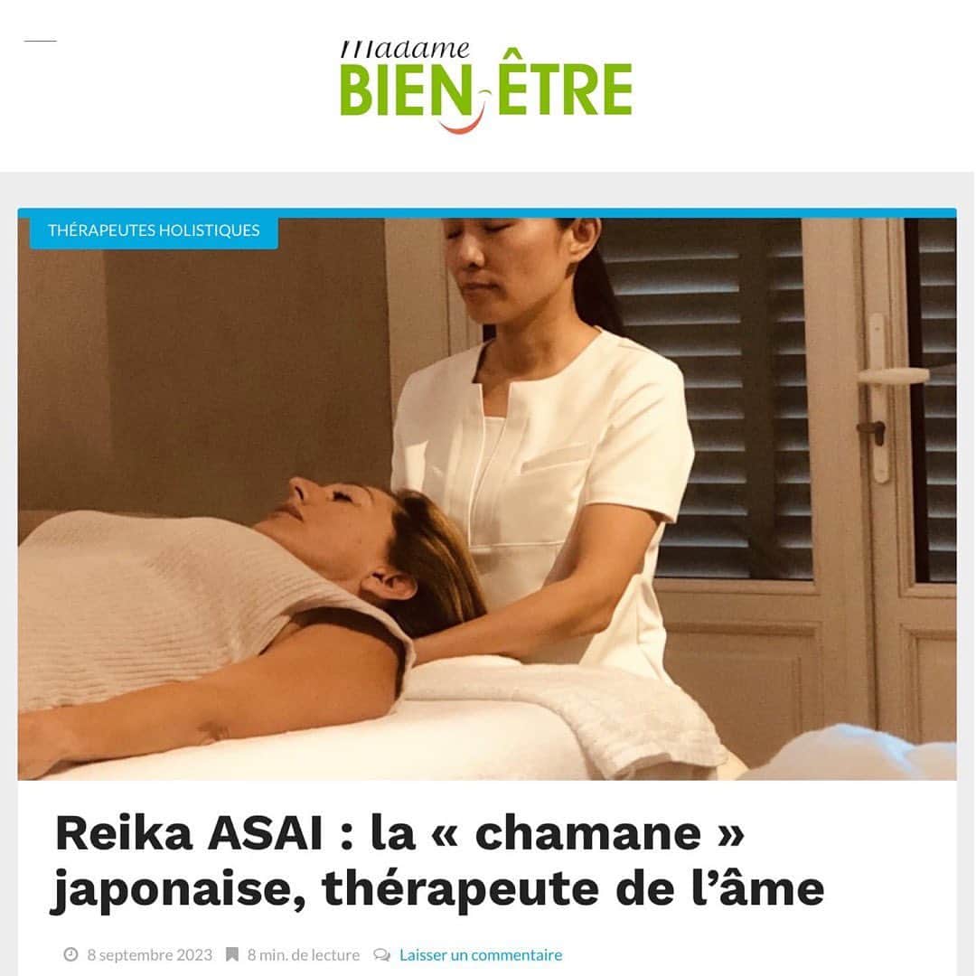 朝井麗華のインスタグラム：「フランスの美容や健康・ライフスタイルマガジン「madamebienetre」に、カンヌでの私のメソッドデモンストレーションについてとジャーナリスト @stephzeitoun  さんの体験が掲載されました！ 日本語訳を以下に載せます☺️（Google翻訳なので間違いがあれば教えてください…！）この記事の反響がかなりあり、問い合わせ殺到！！今回個人セッションをする予定はなくスケジュールを組んでしまっていたため多数は受けれませんでしたが、「来年Reikaはまた来ます！」と皆様に約束✨ 私の記念すべきフランス初のメディア記事、全貌をご覧ください💓  ーーーーー あなたの人生を特徴づける出会いがあります。朝井麗華さんもその一人です  この明るくカリスマ性のある若い女性は、日本で有名な日本人セラピストです。 160 を超える雑誌に掲載され、美容・健康関連の様々な企業で講演し、著書は11 冊、彼女のセッションの予約は5年待ちとは、彼女の名声を示唆しています。  そして今、より多くの人を助けるために、朝井麗華はフランスで彼女の知識と経験を分かち合いたいと考えている。そこで、私は彼女に会い、彼女の "黄金の手 "を試すことができた。  【確かな知識に基づく専門知識】 17 年前に治療の分野に足を踏み入れて以来、朝井麗華は古代の知識と科学の進歩の両方を統合した効果的な治療法の研究開発に人生を捧げてきました。確固たる学歴と長年の実務経験を持つ彼女は、その分野の専門家として認められ、自分の職業に情熱を注いでいます。  朝井麗華は、革新的な技術と総合的なアプローチを通じて、タッチセラピー、鍼の様な手技療法、瞑想、その他の自然療法を用いて、何千人もの人々が感情と身体のバランスを取り戻すのを助けてきました。  【伝達への愛】 朝井麗華は単なるセラピストではなく、チャネラーです。彼女はあなたをスキャンし、あなたのトラウマをすべて検出し、彼女が学んだジェスチャーとテクニックの組み合わせによってそれらを解放しますが、何よりも彼女の直感的な認識によって導かれます  彼女によると、問題の 10% は意識的であり、90% は無意識です。したがって、体と心の両方を治療するだけでなく、感情やトラウマも治療することが不可欠です。実際、私たちが意識的に感情やトラウマを解放できないと、損傷した臓器にエネルギー嚢胞が生じます。  こうして彼女は、症状ではなく永続的な方法で問題を根絶する原因を見つけ、患者を解放するために無意識まで見ていくのです  その治療には、人の外見を変える効果もあり、しわを減らしたり、背骨を再調整した患者のシルエットを変えることができます  【セッション: 内部関係者による総合的なアプローチ】 朝井麗華さんのプレスプレゼンテーションで目にした「パフォーマンス」にすでに感銘を受けていた私は、並外れた才能を持つこのホリスティックセラピストとのセッションを試してみたいと待ちきれませんでした。  私が彼女と会ったのは、健康的なグルメ料理で有名な平和の楽園、カンヌのヴィラ ベル プラージュの魔法のような環境の中ででした。彼女は見ただけで私をスキャンした後、私が過去に持ったままのネガティヴ感情を私に伝え、私の人生の困難な時期や、それらの出来事が私の健康に及ぼす影響について話してくれました。現時点では、彼女が私に言うことはすべて真実です。  それから彼女は私に横になるように言い、1.5時間私に施術をしてくれました。彼女の手が触れると、雲の上にいるような柔らかさと温もりを感じます。彼女は私の足から頭まで、黙って私の施術をしてくれます...  治療の終わりに、彼女は私がエネルギーのバランスを取り戻すために、必要なものを再調整したことを私に確認しました。これは、私の仕事の仕方、特に本の執筆方法を変える結果をもたらすでしょう。私は明確に実践しなければなりません。そして私は、ひどい首の痛みを抱えていましたが、治療後には完全に消え、さらに、奇跡的なことが！驚くことに、注射をしたくなかった眉間のシワもかなり薄くなりました。  私はこれまでのキャリアの中で多くの治療法を試してきました。朝井麗華は、あなたが本来の自分自身を完全に実現するための生命エネルギーを取り戻すのを助ける「ソウルセラピスト」です。この「日本のシャーマン」は、間違いなく彼女の人生の使命と一致しています。それは、大きな優しさと優しさで他人の世話をすることで構成されています…それは生きる経験であり、それは天からの贈り物であると私は考えています。  Reika Asaï Pour toute demande, contacter son agent : Tél : 🇫🇷0661533608 Mail : agent@reikaassai.com   Merci beaucoup❤️ @stephzeitoun   #Reikamethod #Tuina #traumarelease #traumatherapy #bodymindspirit #subconsciousmind #Orientalmedicine #France #Cannes #Japan」