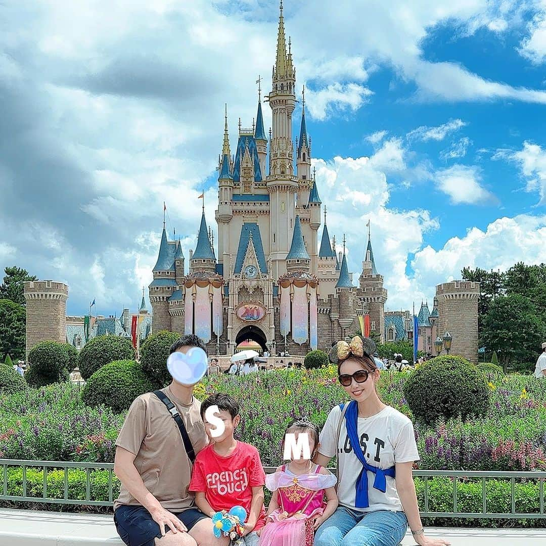 澤野井香里さんのインスタグラム写真 - (澤野井香里Instagram)「夢の国のディズニーランド🏰✨  いいお天気で良かったー♡ みんなで鑑賞できる#ミッキーのフィルファーマジック が楽しい🤭  #ミッキーのマジカルミュージクワールド のショーもいいお席で見れて、プリンセス👸達のダンスや身近で見れるミッキー&ミニーに大喜びだった💕 私は前日ほぼ寝れてなくて途中寝てしまい、部分部分で記憶がないのがが悔やまれる😂笑  ずっとキャラクターたちに手を振って、こんなに喜んでくれるのも今だけと思うと毎年でも連れてきてあげたいなぁ＾＾♪  #ks_23✨ #ks_tokyo✨ #国内旅行 #家族旅行 #東京旅行 #東京 #東京ディズニーランド #こどもとおでかけ #男の子ママ #女の子ママ #ママライフ #ママリ #コドモノ  #7歳 #4歳 #👦🏻👧🏻 #S⭐️_ #M🍒_  #s⭐️m🍒 #🏰」9月19日 9時30分 - kaori_sawanoi