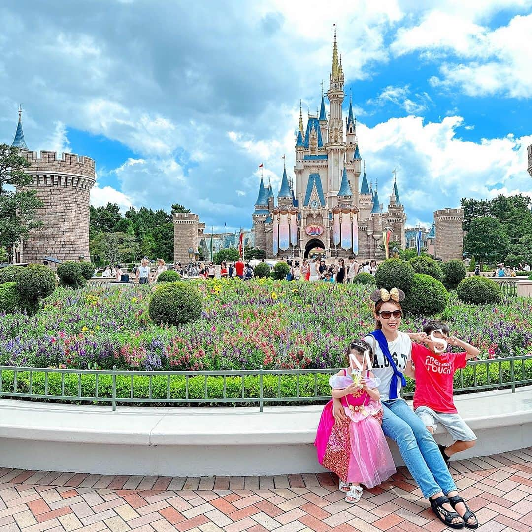 澤野井香里さんのインスタグラム写真 - (澤野井香里Instagram)「夢の国のディズニーランド🏰✨  いいお天気で良かったー♡ みんなで鑑賞できる#ミッキーのフィルファーマジック が楽しい🤭  #ミッキーのマジカルミュージクワールド のショーもいいお席で見れて、プリンセス👸達のダンスや身近で見れるミッキー&ミニーに大喜びだった💕 私は前日ほぼ寝れてなくて途中寝てしまい、部分部分で記憶がないのがが悔やまれる😂笑  ずっとキャラクターたちに手を振って、こんなに喜んでくれるのも今だけと思うと毎年でも連れてきてあげたいなぁ＾＾♪  #ks_23✨ #ks_tokyo✨ #国内旅行 #家族旅行 #東京旅行 #東京 #東京ディズニーランド #こどもとおでかけ #男の子ママ #女の子ママ #ママライフ #ママリ #コドモノ  #7歳 #4歳 #👦🏻👧🏻 #S⭐️_ #M🍒_  #s⭐️m🍒 #🏰」9月19日 9時30分 - kaori_sawanoi