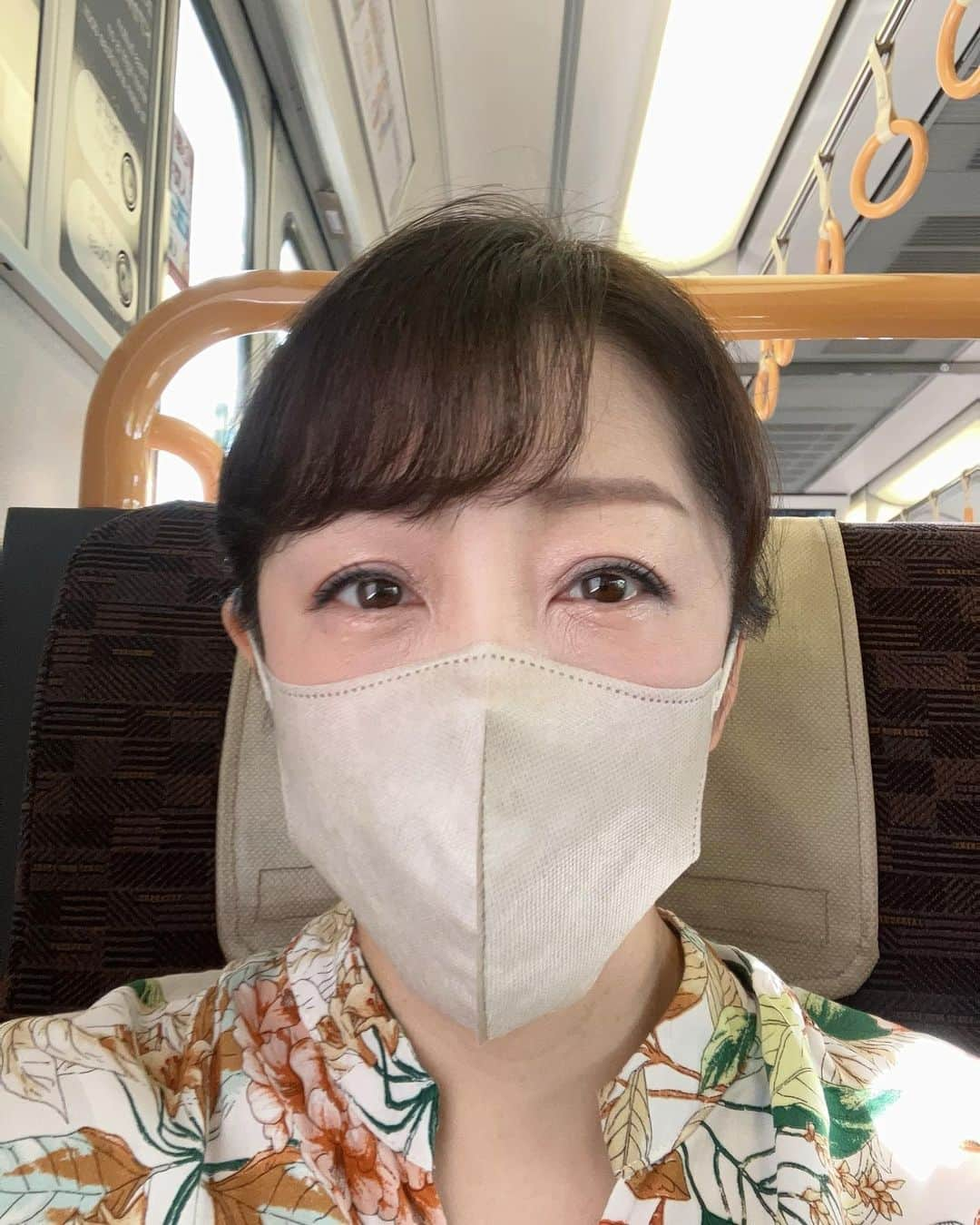 山口ひろみさんのインスタグラム写真 - (山口ひろみInstagram)「おはようございます☀  本日、２番組に生出演させていただきます🎵 ぜひお聴きくださいね❣️  このあと10時45分頃〜#ラジオ関西 「#谷五郎の笑って暮らそう 」  15時15分頃〜#OBC #ラジオ大阪 「#Hit&Hit 」  明日は18時20分頃〜OBCラジオ大阪「#hanashikaの時間。 」に生出演させていただきますので、明日もぜひお付き合いください🙇🏻‍♀️  では、今日も笑顔で😊  #山口ひろみ #テイチク #三井の晩鐘 #電車で移動中 #マスクしてるから #顔怖いんですけど  #元気です #ごきげんです #今日も笑顔で」9月19日 9時31分 - hiromiyamaguchi_official