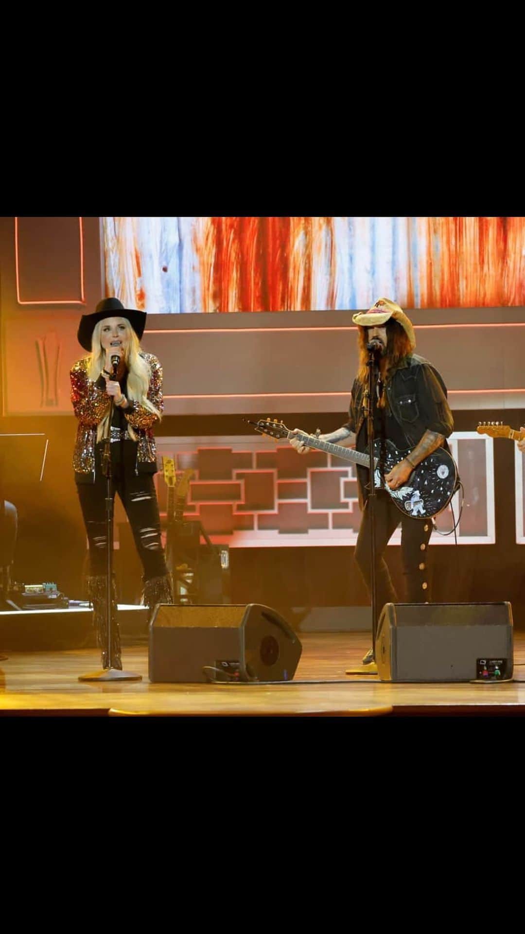 ビリー・レイ・サイラスのインスタグラム：「No wonder they call it “Country Music’s Favorite Night!!!” 🎶 #ACMhonors」