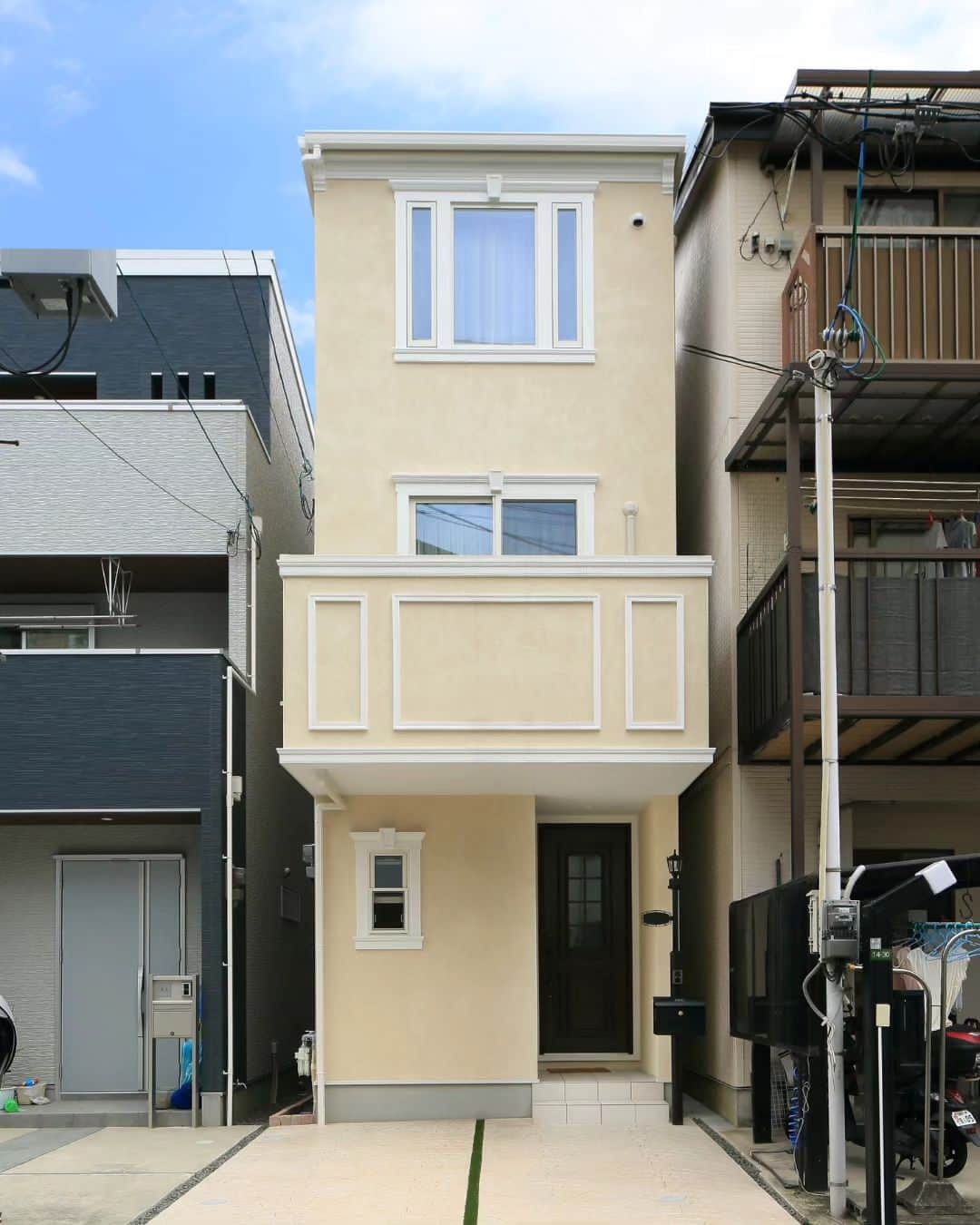ヴィンテージホームズさんのインスタグラム写真 - (ヴィンテージホームズInstagram)「マントルピースとモールディング装飾が美しいお家のルームツアー！  大阪市内の3階建て住宅に、外国映画にでてくるようなアパルトマンみたいなマイホームを建てられたS様。 優しいベージュ色の外壁に真っ白なモールディング装飾が素敵なデザイン。耐震構法のSE構法を採用され、耐震等級３のとても地震に強いお家になりました✨  構造的な安心感とデザインを兼ね備えたマイホームは、狭小間口で限られたスペースでも居心地良く感じるリビングにするべく、２階リビングの天井を高く設計。 リビングで一番目を惹くポイントはなんといっても、大工造作によるマントルピース。ブラックウォールナットのシックなフローリングとライトグレーを基調にしたインテリアも素敵。真っ白な輸入ドアにブルーやグリーン、パープル・ピンクなどの綺麗色のアクセントクロスがとても映えます🙆‍♀️  高級感のあるクォーツストーンの輸入キッチン、デザインはさることながら省スペース＆効率的な収納アイデアはお手本になるポイントです。また、洗面室にはガス乾燥機「乾太くん」を備え、奥様の家事効率も完璧☆  全体的にはクラシカルなデザインのお家ですが、間接照明のあるホテルライクな寝室はご主人のこだわり。ブラックのタンクレストイレを採用した、スタイリッシュなトイレ空間もカッコ良く仕上がりました👍  #モールディング #マントルピース #3階建て #造作収納 #狭小間口 #SE構法 #ハンセム #輸入キッチン #乾太くん #間接照明 #ホテルライク #新築 #注文住宅 #フレンチスタイル #輸入住宅 #ヴィンテージホームズ」9月19日 9時34分 - vintage_homes_osaka