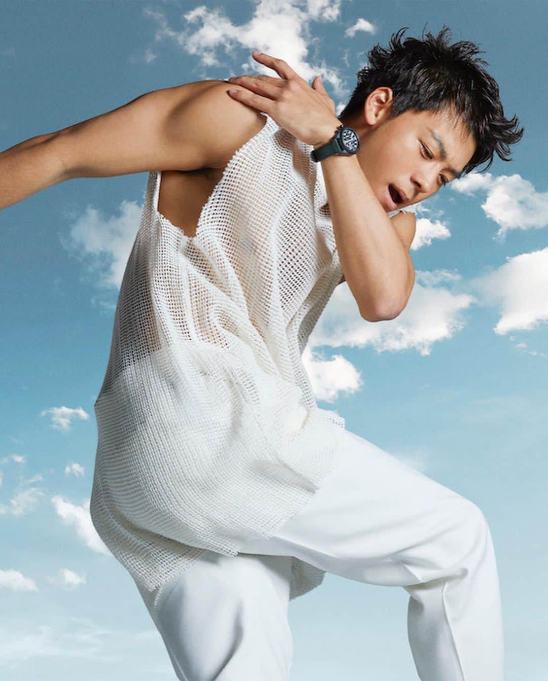 WWDジャパンさんのインスタグラム写真 - (WWDジャパンInstagram)「ニュース：竹内涼真が「ゼニス」×レスリー・キーの写真展に登場　30歳を迎えた現在の目標を語る  時計ブランドの「ゼニス（ZENITH）」は、“パイロット ウォッチ”の発売を記念し、写真家のレスリー・キー（Leslie Kee）とのコラボレーション写真展「ザ スカイ イズ ユアーズ -空と夢と私-ゼニスフォトエキシビジョン by レスリー・キー」を9月16日から10月1日の期間、X8ギャラリーで開催する。写真展では、レスリーが撮影した、一般公募50組の夢を抱いて活動する人々やブランドアンバサダーの竹内涼真、グローバルフレンドオブブランドを務めるホラン千秋などのポートレートを展示する。  写真展に先立ち「ゼニス」は9月15日、報道関係者に向けた記者会見を開催し、竹内とレスリー、ジュリアン・トルナーレ（Julien Tornare）ゼニス最高経営責任者（CEO）が登場した。  ■THE SKY IS YOURS -空と夢と私- ゼニスフォトエキシビジョン by レスリー・キー 日程：9月16日〜10月1日（火曜日休館） 時間：11:00〜19:00 場所：X8 GALLERY 住所：東京都渋谷区神宮前5丁目27番7号 アルボーレ神宮前 1・2階  詳細は @wwd_jp プロフィールのリンクから  #ZENITH#zenithwatches#ゼニス#時計#腕時計#竹内涼真#ryomatakeuchi#lesliekee#レスリーキー#ホラン千秋#上原浩治#飯塚翔太」9月19日 9時37分 - wwd_jp