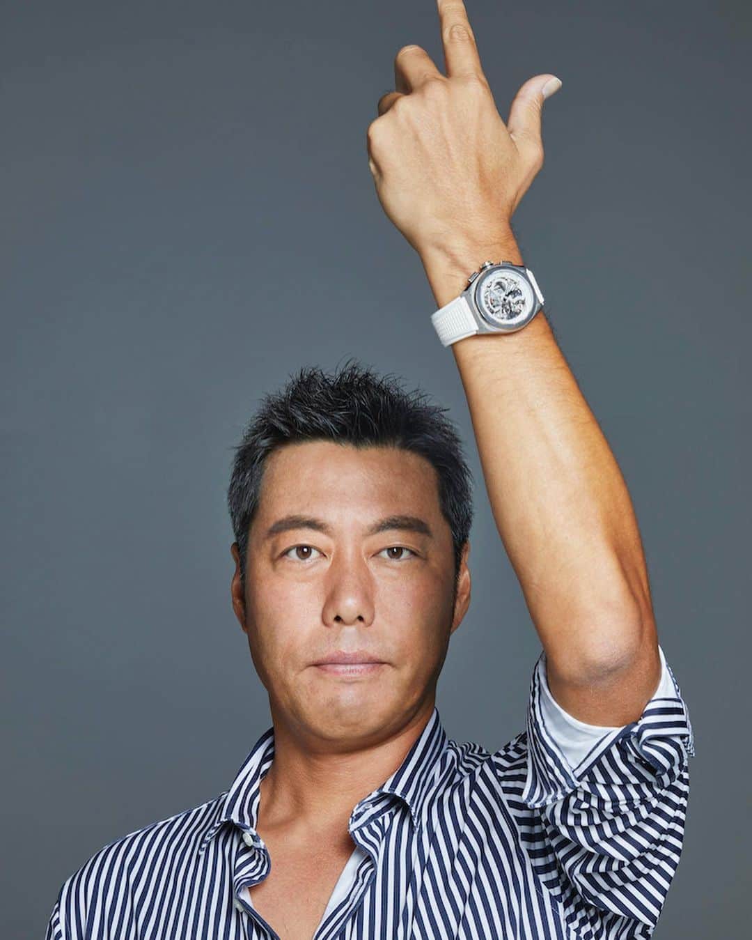 WWDジャパンさんのインスタグラム写真 - (WWDジャパンInstagram)「ニュース：竹内涼真が「ゼニス」×レスリー・キーの写真展に登場　30歳を迎えた現在の目標を語る  時計ブランドの「ゼニス（ZENITH）」は、“パイロット ウォッチ”の発売を記念し、写真家のレスリー・キー（Leslie Kee）とのコラボレーション写真展「ザ スカイ イズ ユアーズ -空と夢と私-ゼニスフォトエキシビジョン by レスリー・キー」を9月16日から10月1日の期間、X8ギャラリーで開催する。写真展では、レスリーが撮影した、一般公募50組の夢を抱いて活動する人々やブランドアンバサダーの竹内涼真、グローバルフレンドオブブランドを務めるホラン千秋などのポートレートを展示する。  写真展に先立ち「ゼニス」は9月15日、報道関係者に向けた記者会見を開催し、竹内とレスリー、ジュリアン・トルナーレ（Julien Tornare）ゼニス最高経営責任者（CEO）が登場した。  ■THE SKY IS YOURS -空と夢と私- ゼニスフォトエキシビジョン by レスリー・キー 日程：9月16日〜10月1日（火曜日休館） 時間：11:00〜19:00 場所：X8 GALLERY 住所：東京都渋谷区神宮前5丁目27番7号 アルボーレ神宮前 1・2階  詳細は @wwd_jp プロフィールのリンクから  #ZENITH#zenithwatches#ゼニス#時計#腕時計#竹内涼真#ryomatakeuchi#lesliekee#レスリーキー#ホラン千秋#上原浩治#飯塚翔太」9月19日 9時37分 - wwd_jp
