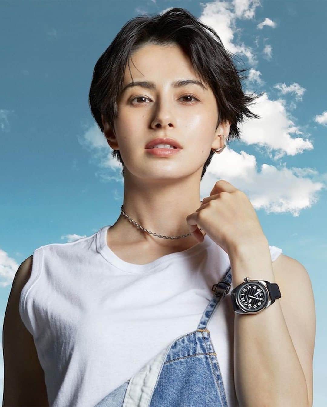 WWDジャパンさんのインスタグラム写真 - (WWDジャパンInstagram)「ニュース：竹内涼真が「ゼニス」×レスリー・キーの写真展に登場　30歳を迎えた現在の目標を語る  時計ブランドの「ゼニス（ZENITH）」は、“パイロット ウォッチ”の発売を記念し、写真家のレスリー・キー（Leslie Kee）とのコラボレーション写真展「ザ スカイ イズ ユアーズ -空と夢と私-ゼニスフォトエキシビジョン by レスリー・キー」を9月16日から10月1日の期間、X8ギャラリーで開催する。写真展では、レスリーが撮影した、一般公募50組の夢を抱いて活動する人々やブランドアンバサダーの竹内涼真、グローバルフレンドオブブランドを務めるホラン千秋などのポートレートを展示する。  写真展に先立ち「ゼニス」は9月15日、報道関係者に向けた記者会見を開催し、竹内とレスリー、ジュリアン・トルナーレ（Julien Tornare）ゼニス最高経営責任者（CEO）が登場した。  ■THE SKY IS YOURS -空と夢と私- ゼニスフォトエキシビジョン by レスリー・キー 日程：9月16日〜10月1日（火曜日休館） 時間：11:00〜19:00 場所：X8 GALLERY 住所：東京都渋谷区神宮前5丁目27番7号 アルボーレ神宮前 1・2階  詳細は @wwd_jp プロフィールのリンクから  #ZENITH#zenithwatches#ゼニス#時計#腕時計#竹内涼真#ryomatakeuchi#lesliekee#レスリーキー#ホラン千秋#上原浩治#飯塚翔太」9月19日 9時37分 - wwd_jp