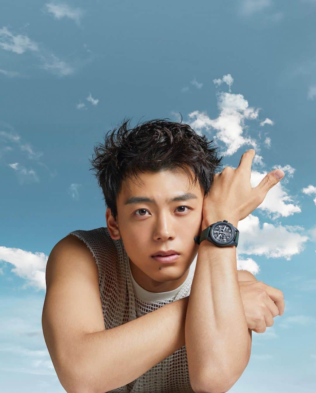 WWDジャパンさんのインスタグラム写真 - (WWDジャパンInstagram)「ニュース：竹内涼真が「ゼニス」×レスリー・キーの写真展に登場　30歳を迎えた現在の目標を語る  時計ブランドの「ゼニス（ZENITH）」は、“パイロット ウォッチ”の発売を記念し、写真家のレスリー・キー（Leslie Kee）とのコラボレーション写真展「ザ スカイ イズ ユアーズ -空と夢と私-ゼニスフォトエキシビジョン by レスリー・キー」を9月16日から10月1日の期間、X8ギャラリーで開催する。写真展では、レスリーが撮影した、一般公募50組の夢を抱いて活動する人々やブランドアンバサダーの竹内涼真、グローバルフレンドオブブランドを務めるホラン千秋などのポートレートを展示する。  写真展に先立ち「ゼニス」は9月15日、報道関係者に向けた記者会見を開催し、竹内とレスリー、ジュリアン・トルナーレ（Julien Tornare）ゼニス最高経営責任者（CEO）が登場した。  ■THE SKY IS YOURS -空と夢と私- ゼニスフォトエキシビジョン by レスリー・キー 日程：9月16日〜10月1日（火曜日休館） 時間：11:00〜19:00 場所：X8 GALLERY 住所：東京都渋谷区神宮前5丁目27番7号 アルボーレ神宮前 1・2階  詳細は @wwd_jp プロフィールのリンクから  #ZENITH#zenithwatches#ゼニス#時計#腕時計#竹内涼真#ryomatakeuchi#lesliekee#レスリーキー#ホラン千秋#上原浩治#飯塚翔太」9月19日 9時37分 - wwd_jp