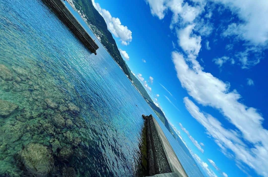 さんのインスタグラム写真 - (Instagram)「100均へ行く前に寄り道。静かな新井の海へ。日常生活の中に海があるという最高のぜいたく！  #伊東市 #伊東の暮らし #伊東のいいとこ #わたしといとうと #海 #海のある生活  #ito #izu #sea #sealife」9月19日 9時38分 - fujimoriai