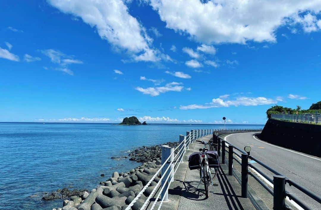 のインスタグラム：「100均へ行く前に寄り道。静かな新井の海へ。日常生活の中に海があるという最高のぜいたく！  #伊東市 #伊東の暮らし #伊東のいいとこ #わたしといとうと #海 #海のある生活  #ito #izu #sea #sealife」