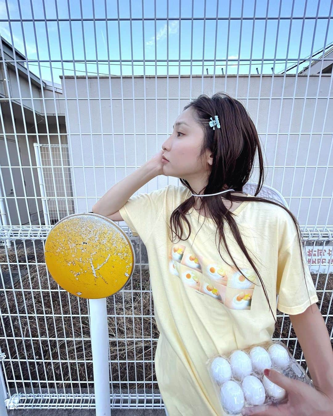 植田真梨恵のインスタグラム：「門出のたまごちゃんTシャツ(黄身ちゃん) ・XL着用 (身長161cm) ・手に持ったパック/8個入りうち1個ゆで卵 ・黄身カラーには卵8個プリント、うち1つPOWER付き ・LとXLの2サイズ展開 ¥3500  9/22の大阪、9/23の東京でのライブで販売します！ 「たったひとりのワンマンライブvol.5 門出」  🥚2023.9.22 大阪 梅田shangri-La open 18:30 / start 19:00  (グッズ前販 16:30〜18:00)  🥚2023.9.23 東京 新宿ReNY open 15:15 / start 16:00 (グッズ前販 13:00〜14:45)  #門出グッズ届いてる」