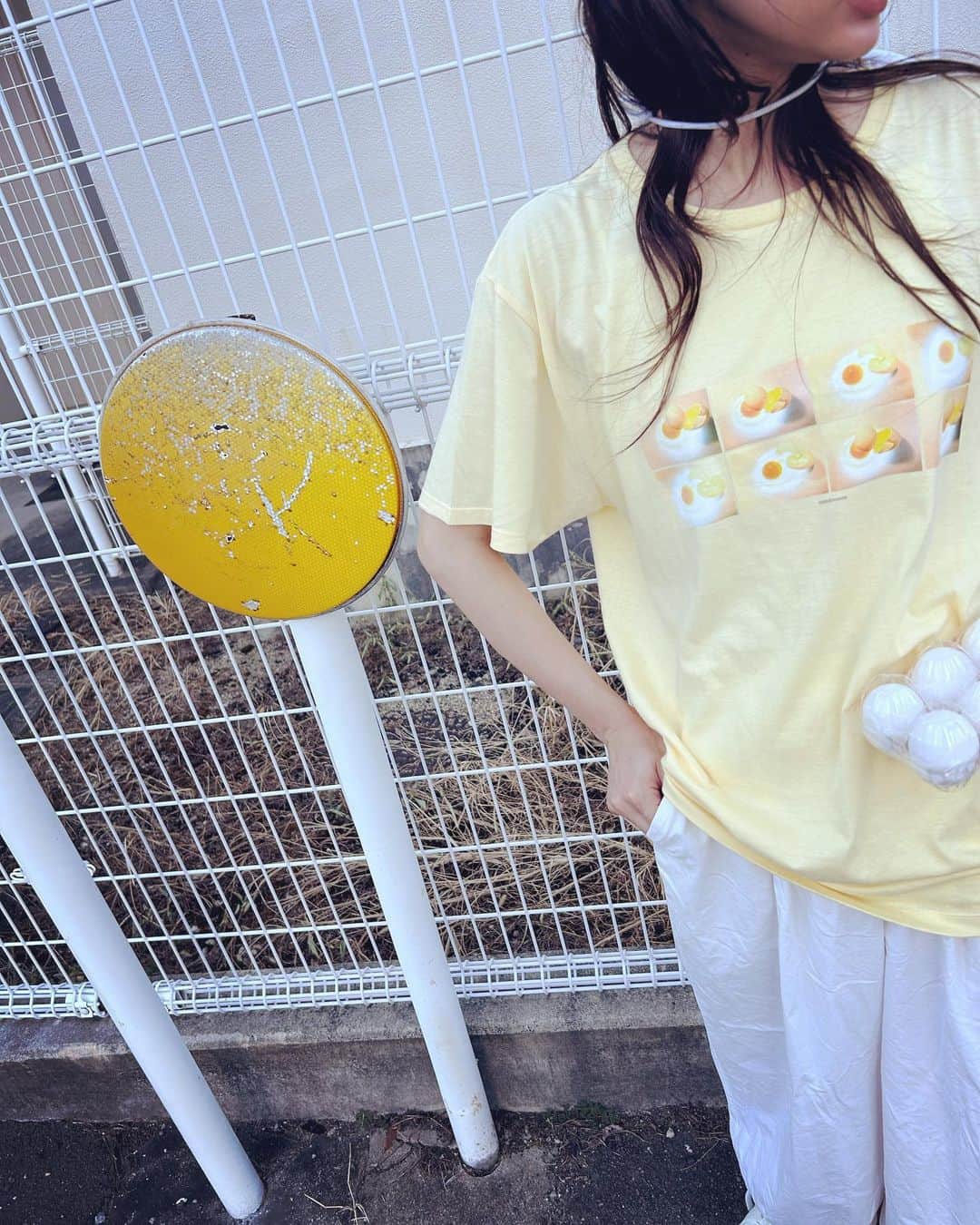 植田真梨恵さんのインスタグラム写真 - (植田真梨恵Instagram)「門出のたまごちゃんTシャツ(黄身ちゃん) ・XL着用 (身長161cm) ・手に持ったパック/8個入りうち1個ゆで卵 ・黄身カラーには卵8個プリント、うち1つPOWER付き ・LとXLの2サイズ展開 ¥3500  9/22の大阪、9/23の東京でのライブで販売します！ 「たったひとりのワンマンライブvol.5 門出」  🥚2023.9.22 大阪 梅田shangri-La open 18:30 / start 19:00  (グッズ前販 16:30〜18:00)  🥚2023.9.23 東京 新宿ReNY open 15:15 / start 16:00 (グッズ前販 13:00〜14:45)  #門出グッズ届いてる」9月19日 9時40分 - u_e_d_a_m_a_r_i_e