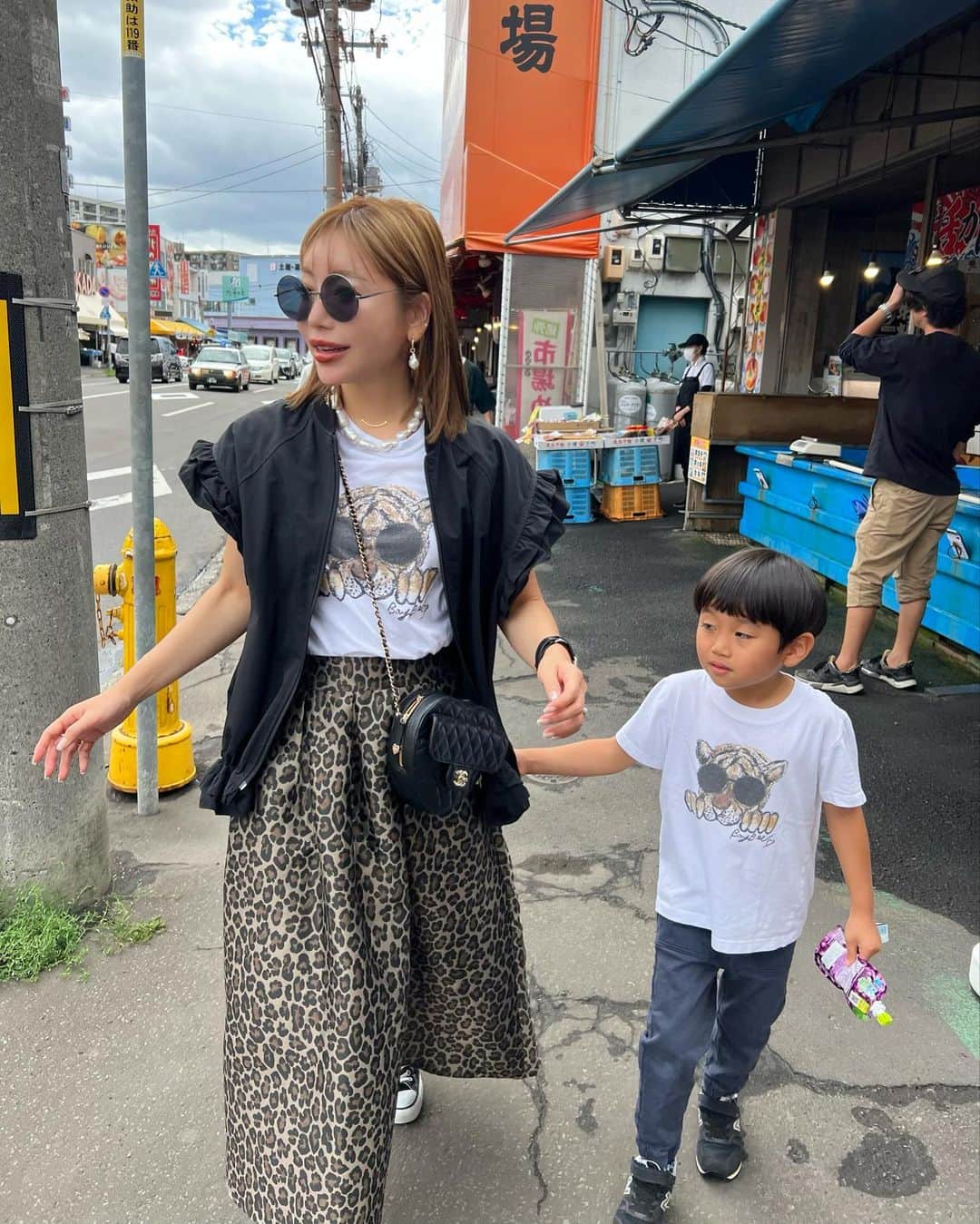 rinのインスタグラム：「⁡ ⁡ ⁡ 札幌さいこー🫶 ⁡ 街も食べ物も人も好きだー♥️♥️♥️ ⁡ 札幌初日は　@stl_m319 ちゃん親子と 久々に遊べて最高に幸せすぎた😍 ⁡ 昨日は海鮮食べて、 息子の大好きな水族館ハシゴ🐧 ⁡ 旅中は息子のぬいぐるみコレクター 解禁してあげとります。 着々と増えておりますが、 息子も気を遣って小さめサイズを チョイスしてる🤣 ⁡ そして、 @baybeeonline_ キッズの 🐯teeご予約22日までとなります‼︎ ⁡ 息子連日🐯tee着てますが、 我が家はストック買いで3枚 あります🤣 来年も再来年も着て欲しいな🫶 ⁡ ⁡私は完全に　@mynameis.myun ちゃん 追いコーデですね~🥰 ⁡ 北海道来て体感5kgは増してるわぁ🐖 食べたカロリーが宇宙に飛んでく 機械が欲しい🥹🚀 ⁡ ⁡ ⁡ ⁡ 　　 ⁡ ⁡ ⁡ #baybeeonline#glowplus#zara#chanel#hokkaido#sapporo#trip#親子コーデ#親子リンクコーデ#おやこーで#札幌#札幌観光#北海道」