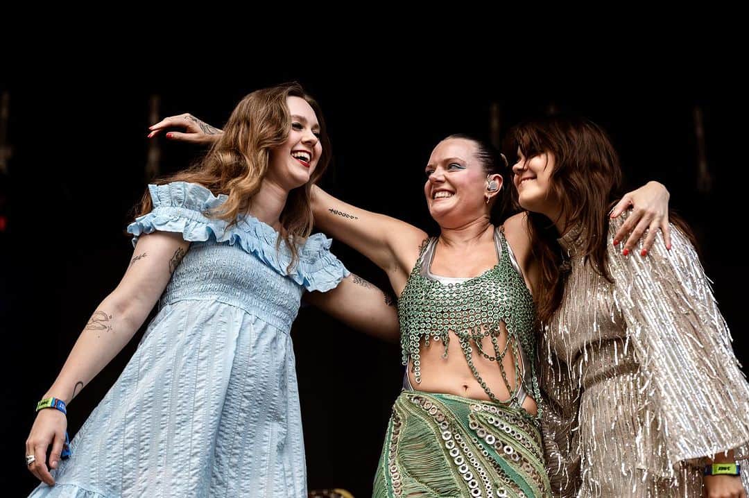 トーヴ・ローのインスタグラム：「Always too excited 👹 love u @firstaidkitband ❤️ pics by @smilingeyesmedia_」
