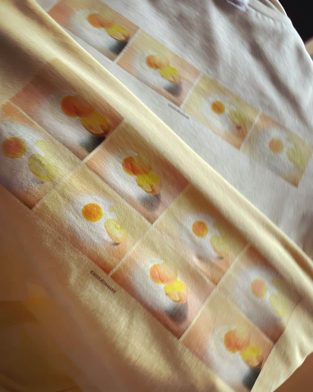 植田真梨恵さんのインスタグラム写真 - (植田真梨恵Instagram)「門出のたまごちゃんTシャツ(白身ちゃん) ・L着用 (身長161cm) ・手に持ったパック/8個入りうち1個ゆで卵 ・白身カラーには卵4つプリント(シンプル) ・LとXLの2サイズ展開 ¥3500  9/22の大阪、9/23の東京でのライブで販売します！ 「たったひとりのワンマンライブ vol.5 門出」  🥚2023.9.22 大阪 梅田shangri-La open 18:30 / start 19:00  (グッズ前販 16:30〜18:00)  🥚2023.9.23 東京 新宿ReNY open 15:15 / start 16:00 (グッズ前販 13:00〜14:45)  #門出グッズ届いてる」9月19日 9時46分 - u_e_d_a_m_a_r_i_e