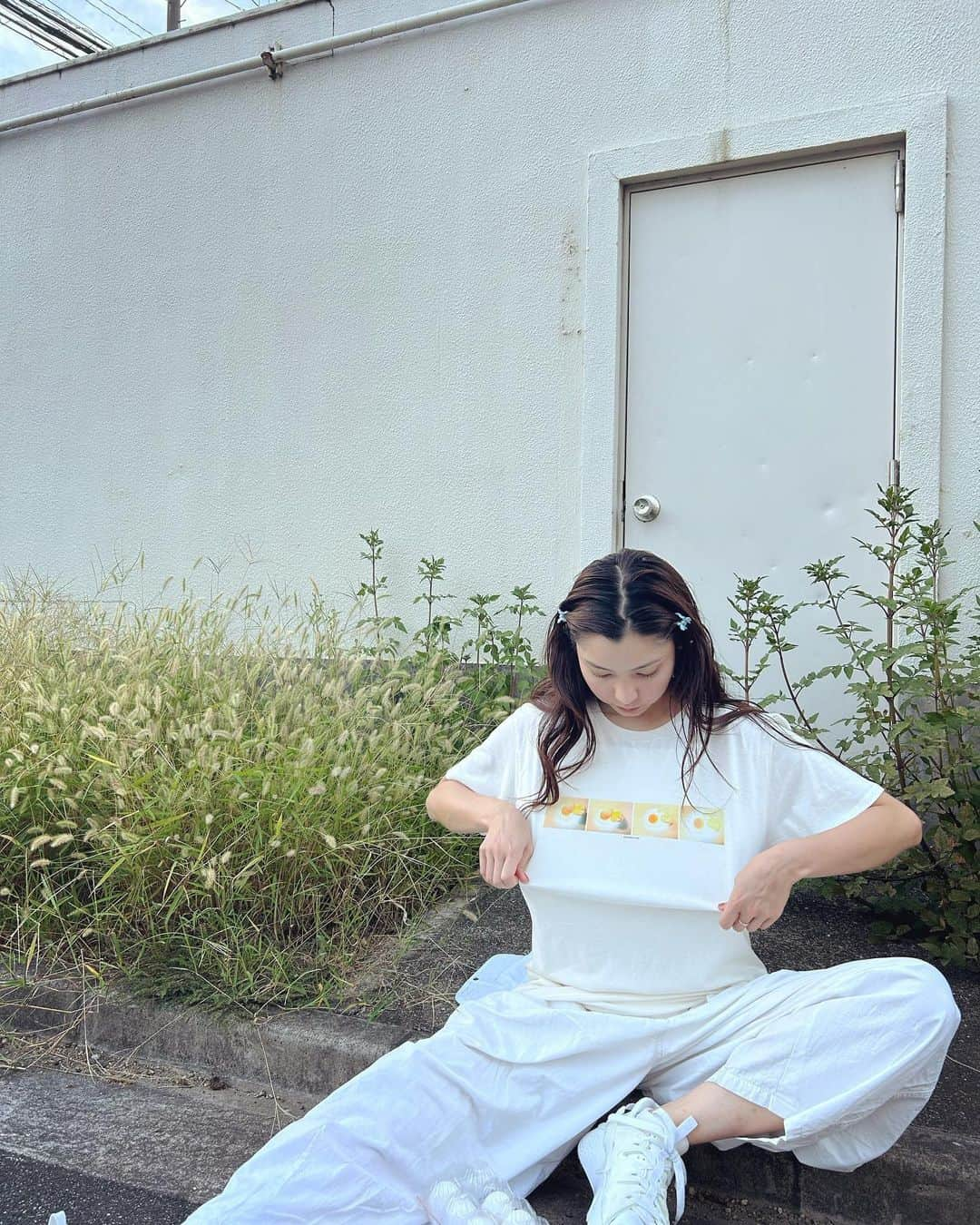 植田真梨恵さんのインスタグラム写真 - (植田真梨恵Instagram)「門出のたまごちゃんTシャツ(白身ちゃん) ・L着用 (身長161cm) ・手に持ったパック/8個入りうち1個ゆで卵 ・白身カラーには卵4つプリント(シンプル) ・LとXLの2サイズ展開 ¥3500  9/22の大阪、9/23の東京でのライブで販売します！ 「たったひとりのワンマンライブ vol.5 門出」  🥚2023.9.22 大阪 梅田shangri-La open 18:30 / start 19:00  (グッズ前販 16:30〜18:00)  🥚2023.9.23 東京 新宿ReNY open 15:15 / start 16:00 (グッズ前販 13:00〜14:45)  #門出グッズ届いてる」9月19日 9時46分 - u_e_d_a_m_a_r_i_e