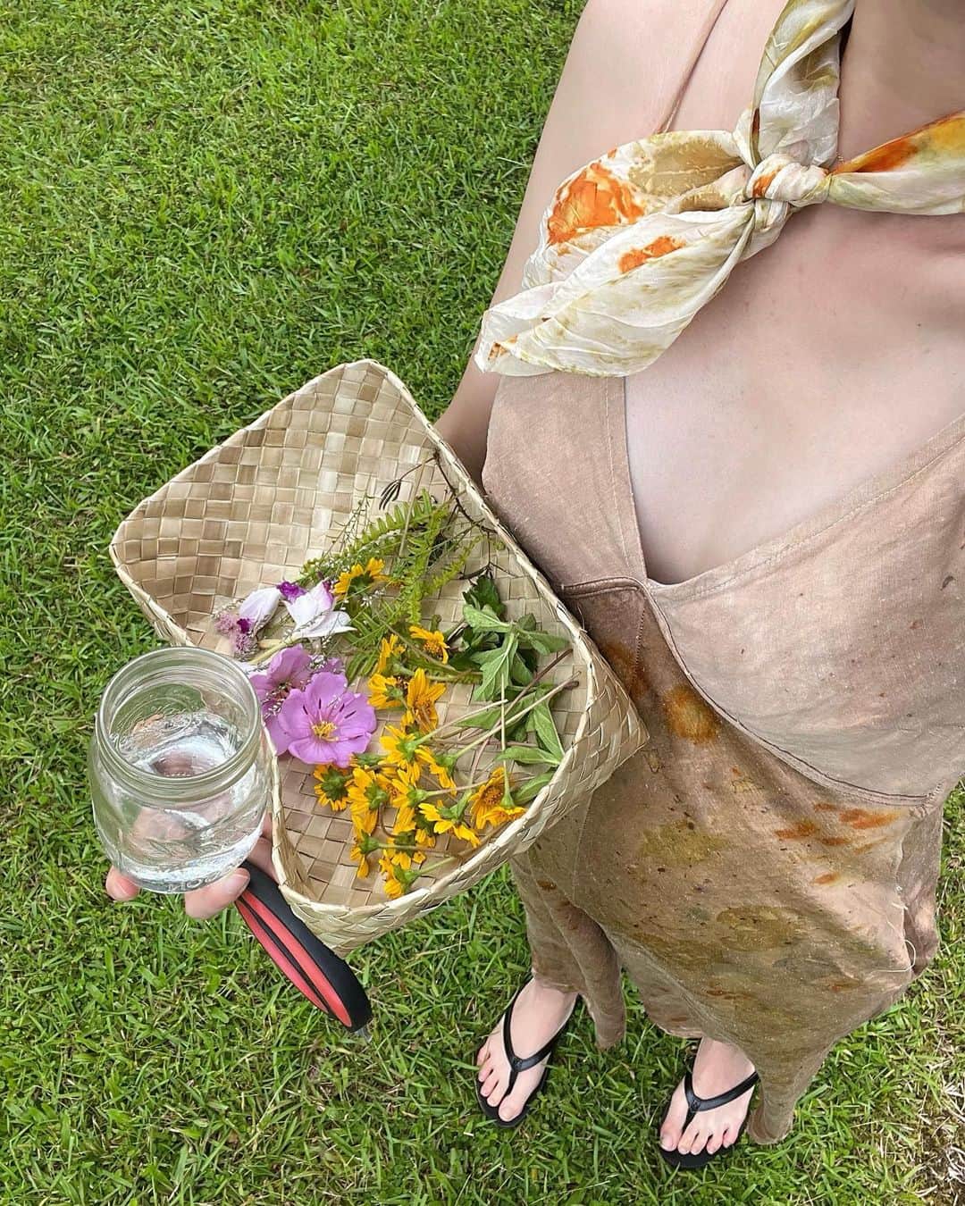 宮城夏鈴のインスタグラム：「Playing with 🌻🌺🌷🌼🪷✨✨✨✨✨  自然の中で自生しているお花や枯れ落ちたお花を絵の具にして、お絵描き🌱  幼稚園の頃、先生に色水の作り方を見せてもらった時の感動を謎に今でも覚えてる！色水作りに夢中になりながら、これをどう屋富祖大通り（地元の商店街w）で売り捌こうかと頭の片隅で考えていた。（実際、公民館で捕まえたグッピーと雑草の種を屋富祖大通りで兄と売ったことがあるよ🤣）いつか花に囲まれながら自分で作ったハッピーになれる何かを、マーケットに座ってお客さんとお喋りしながら売ってみたいと大人になっても相変わらず思う🌼🌼🌷🌷🤭」