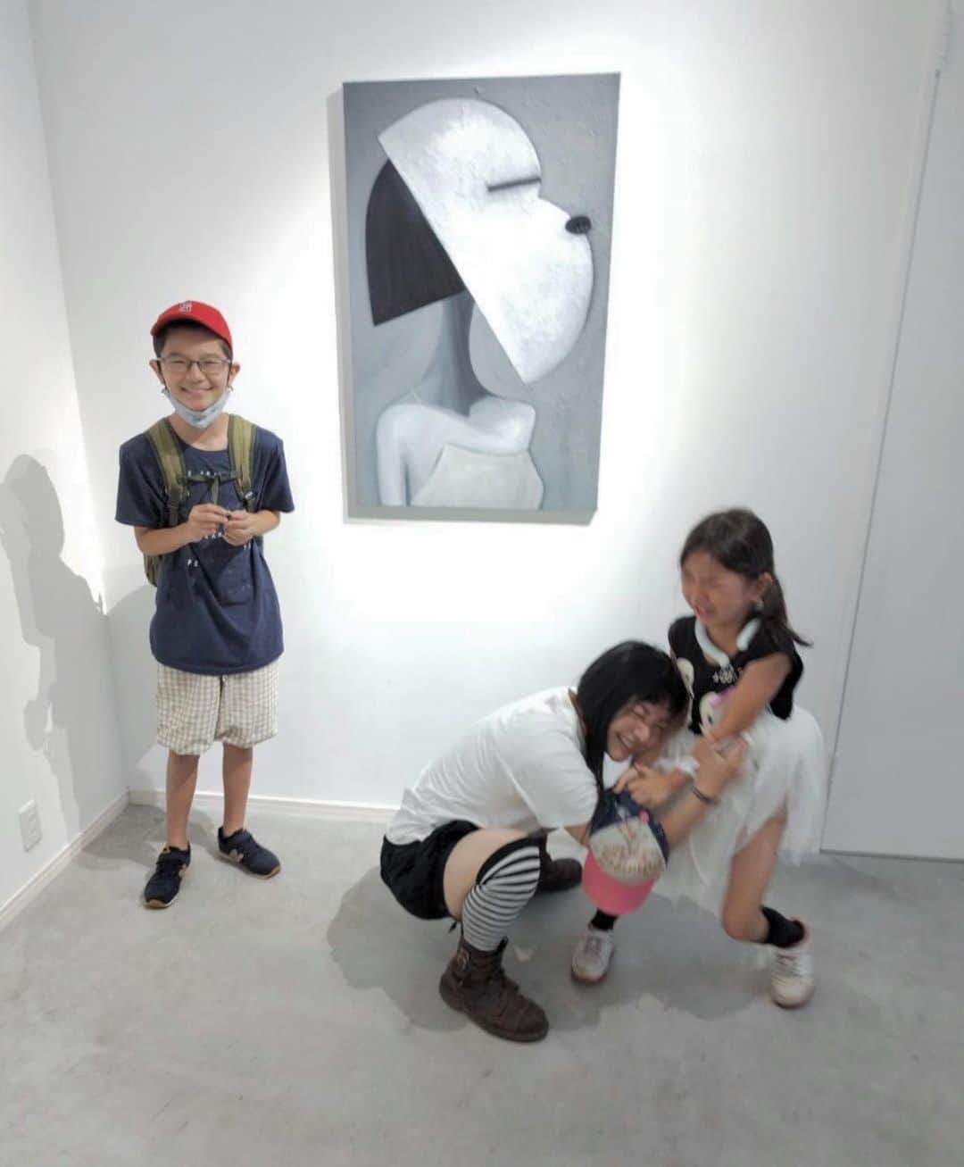 エドツワキさんのインスタグラム写真 - (エドツワキInstagram)「本日と明日は休廊です。 21(木)から最終日24(日)まで全力開廊します。  時系列で、 微笑ましい1枚を高見彰平さん @shoheytakami  が送ってくれた。 モデルの安井達郎さん、サックス・プレイヤーの江川良子さん、H&Mアーティストの小林雄美さんとの座組み笑 千原徹也さんと久しぶりに語らう姿を彼の息子の青くんが撮っていた。何かいる笑 この絵が欲しいから買って！と30分に渡って母に訴える娘はとうとう泣き出した❤️ 10年後にこの日のことを覚えているか彼女に聞いてみたい。」9月19日 9時50分 - ed_tsuwaki