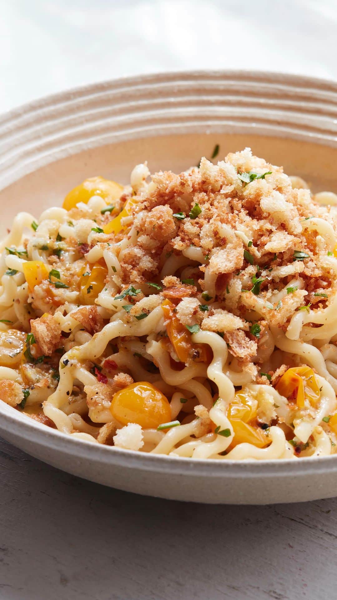 のインスタグラム：「IG live is V exciting tonight 🧡 Chicken Bites + White Wine Pasta」