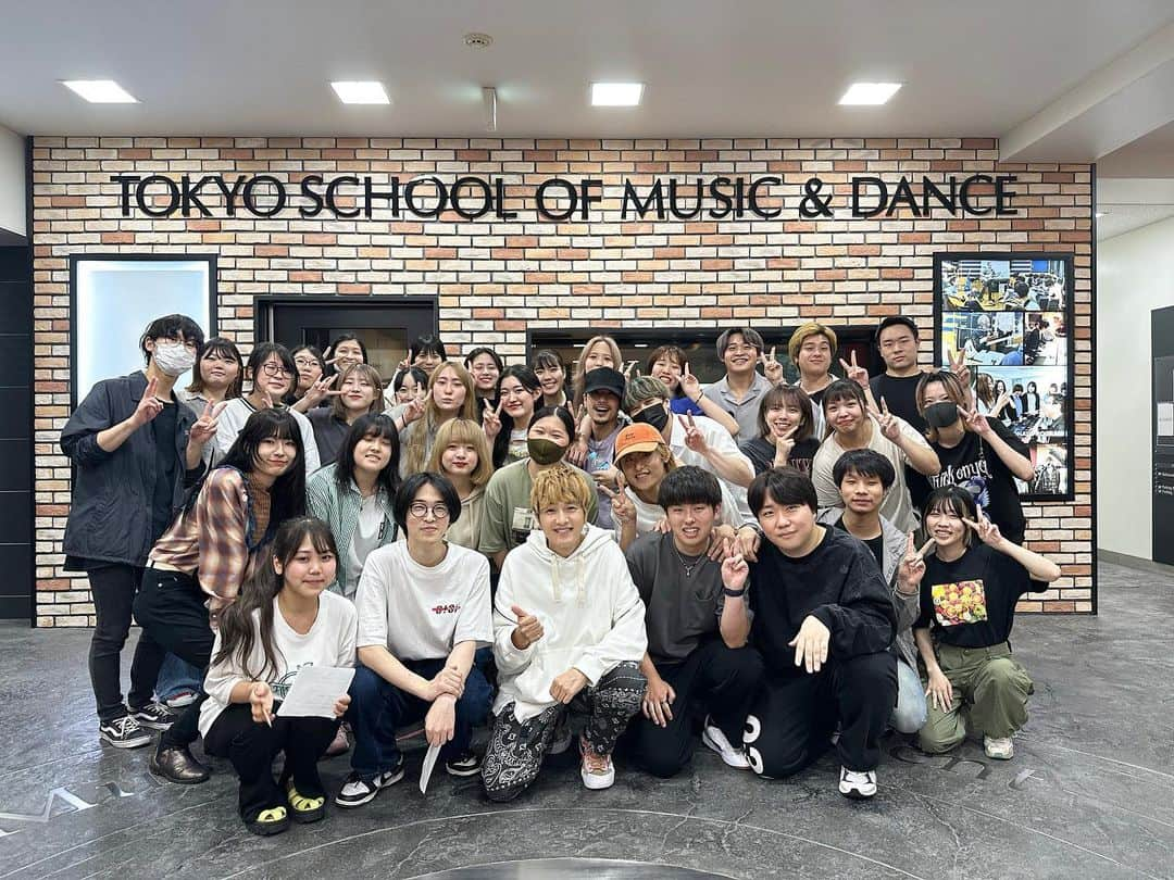 Tokyo School of Music&danceさんのインスタグラム写真 - (Tokyo School of Music&danceInstagram)「【HOTNEWS📢】 ゆず『ビューティフル』 コーラスに在校生が参加いたしました！ * 国民的アーティスト【ゆず】の新曲、『ビューティフル』のコーラスに在校生が参加させて頂きました！ 学内スタジオにてレコーディングが行われ、ヴォーカル・ミュージシャン分野在校生のコーラス共演のほか、レコーディングエンジニアの在校生も参加。 また、メンバーの北川悠仁さんも学校に駆け付けてくださり、楽曲のコンセプトや想いを直接学生たちに伝えていただきながらディレクションいただきました！  “新たなゆずの応援歌”として、今の時代に世の中に響かせるエールソング。 日本中が熱狂した「FIBA バスケットボール ワールドカップ 2023」をサポートする日本生命のCMソングにも起用された楽曲です。 2023年8月23日にデジタルシングルがリリースされています。ぜひチェックしてください！  @yujin_kitagawa  @tsm_promusician   #tsm #tsm西葛西 #tsm西葛西校 #東京スクールオブミュージックandダンス専門学校 #tokyoschoolofmusicanddance #音楽 #エンタメ #エンターテインメント #専門学校 #music #entertainment #entertainer #school #schoollife #student #studentlife #creater #ゆず #ビューティフル #ゆずビューティフル #beautiful #北川悠仁 #コーラス #ヴォーカル #ボーカル #ヴォーカリスト #ボーカリスト #vocal  #vocalist #chorus」9月19日 10時00分 - tsm_musicdance