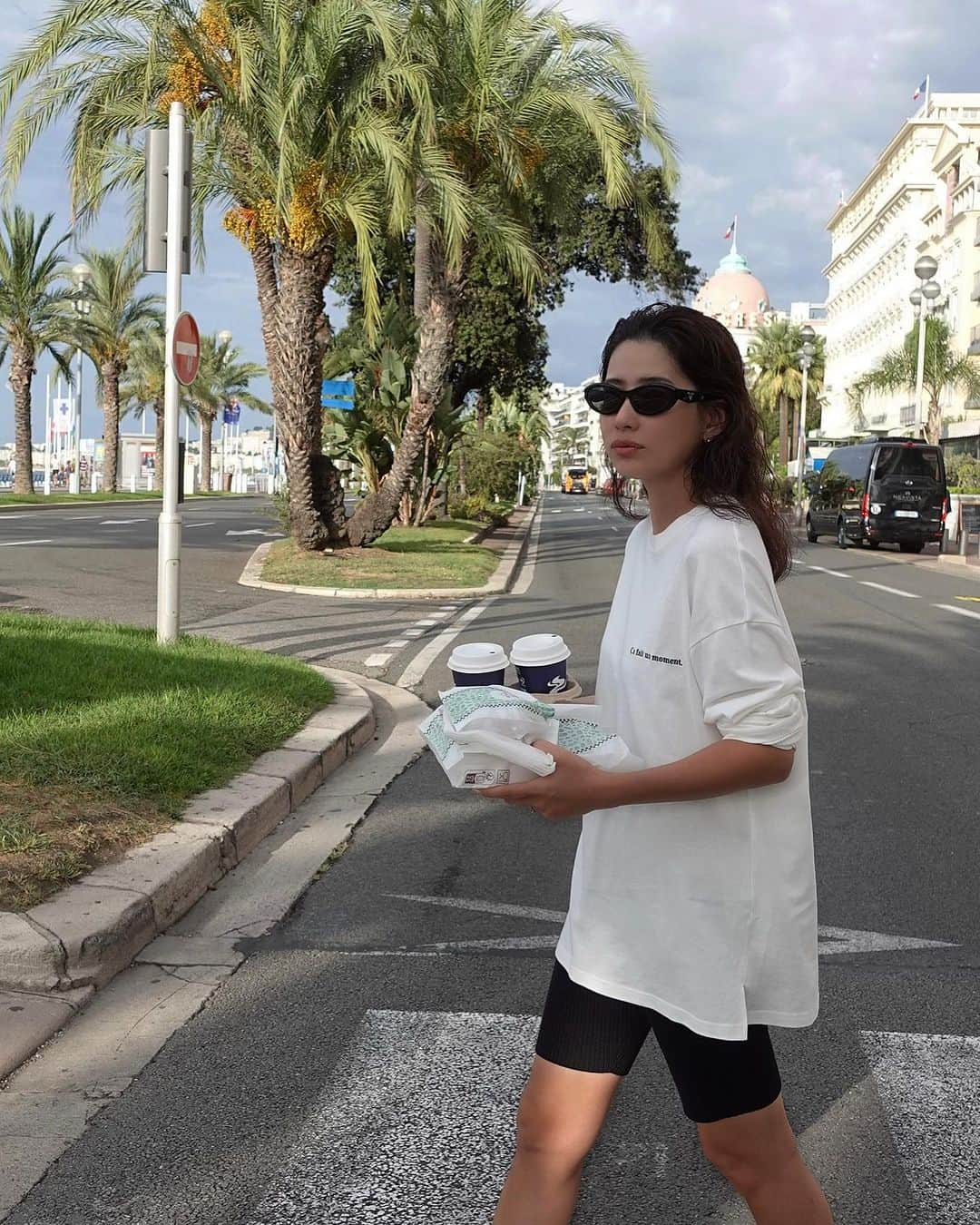 JUNNAのインスタグラム：「Nice🇫🇷✈️ ビーチでの朝食 ご近所のboulangerieへ  大阪POP UP STORE限定 #ETREサムホールメッセージロンTee  大阪POP UP STOREの入場予約サイトが公開されました  【事前ご予約受付期間】（先着順） 9月23日(土）正午〜10月3日(火)午後5時 阪急うめだ本店公式HP イベント予約お申込みサイトにて 入場のご予約を開始いたします  @hankyu_contemporary  大阪でお会いできるのを楽しみにしています♡  #etretokyo#大阪#junna✈️ #etre_popup#大阪」