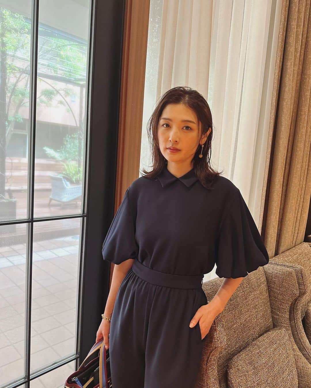 石川梨華のインスタグラム：「大人百花オフショット💓  ネイビー服たくさん着ました😊 ぜーんぶステキでした✨  最後の写真を見た長男に 「ママ、ちゃんと服着なきゃダメじゃん」って指摘されちゃったw  なのでこれはオシャレな着方なのよって教えてあげました😂  あとさ、長男よ、毎日ママ何歳？って聞くのいい加減やめてほしい🥹w  たまに16歳とか30歳とか違う年齢を言うと、違うよ38歳だよってちゃんと分かってるのに1日1回は必ず聞いてくるw  何で毎日聞いてくるんだろう🤣 しかも私にだけ！ 我が子だけ？ あるある？  #石川梨華 #モーニング娘og #リアル梨華 #二児の母 #年子やんちゃボーイズ #大人百花 #絶賛発売中」