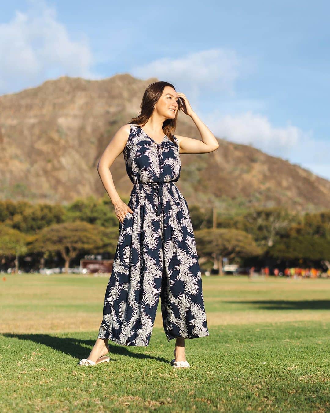 Angels By The Sea Hawaii Waikiki Based Boutiques ?Original clothing designed のインスタグラム：「Beautiful Setup @angelsbythesea  上品な椰子の葉シリーズのセットアップ  現在5色で展開中 5 colors available online  *アウトラインは3色で展開中  Top: Koa Top Leaves Print  (Gold, Black, Navy, Sand/Navy, Olive) Size: XS - XXL  Bottom: Kimo Palm Leaves Print Wide Pants (Gold, Black, Navy, Sand/Navy, Olive) Size: one size  📸 @nina_bythesea  📍 Honolulu, Hawaii   @angelsbythesea has been Hawaii’s resort fashion brand based in Honolulu, Hawaii, since 2010. Please visit our online store 🌺www.angelsbytheseahawaii.com Owner Designer Nina Thai (Miss Waikiki) @nina_bythesea (日本語勉強中📚🙇🏻‍♀️) Please feel free to tag your pic for a chance to be featured!  ハワイのリゾートファッション、 エンジェルズバイザシー はミスワイキキである Nina Thai によって作られたハワイオリジナルファッションブランドです🌴日本語ウェブサイトはこちら www.angelsbytheseahawaii.jp  ハワイやリゾートファッションが好きな人は是非私達のアカウントをフォローして下さい🙌また私達の商品をポストする際にタグ付けしていただいたら私達からリポストされるチャンスがあります  #angelsbytheseahawaii #angelsbythesea #resortwearw #hawaii #waikiki  #ハワイ #ワイキキ #カイルア #ラニカイビーチ #シンプルコーデ #エンジェルズバイザシーハワイ #エンジェルズバイザシー #リゾートファッション #ハワイ限定 #하와이스냅 #하와이허니문스냅」