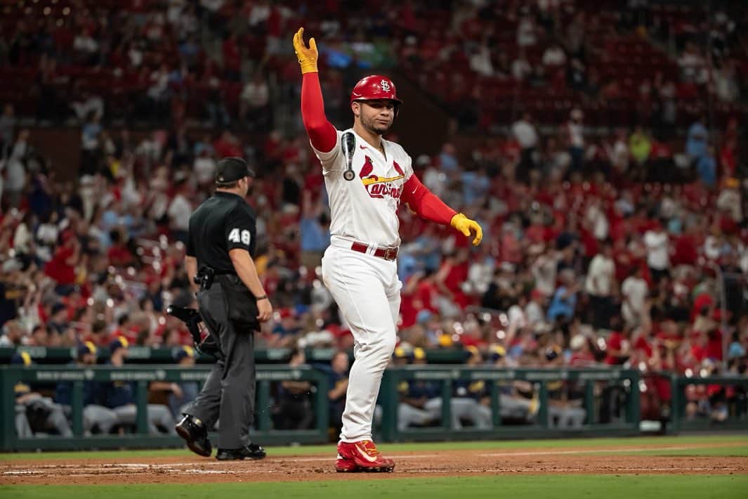 セントルイス・カージナルスのインスタグラム：「Come for the home run. Stay for the bat flip.」