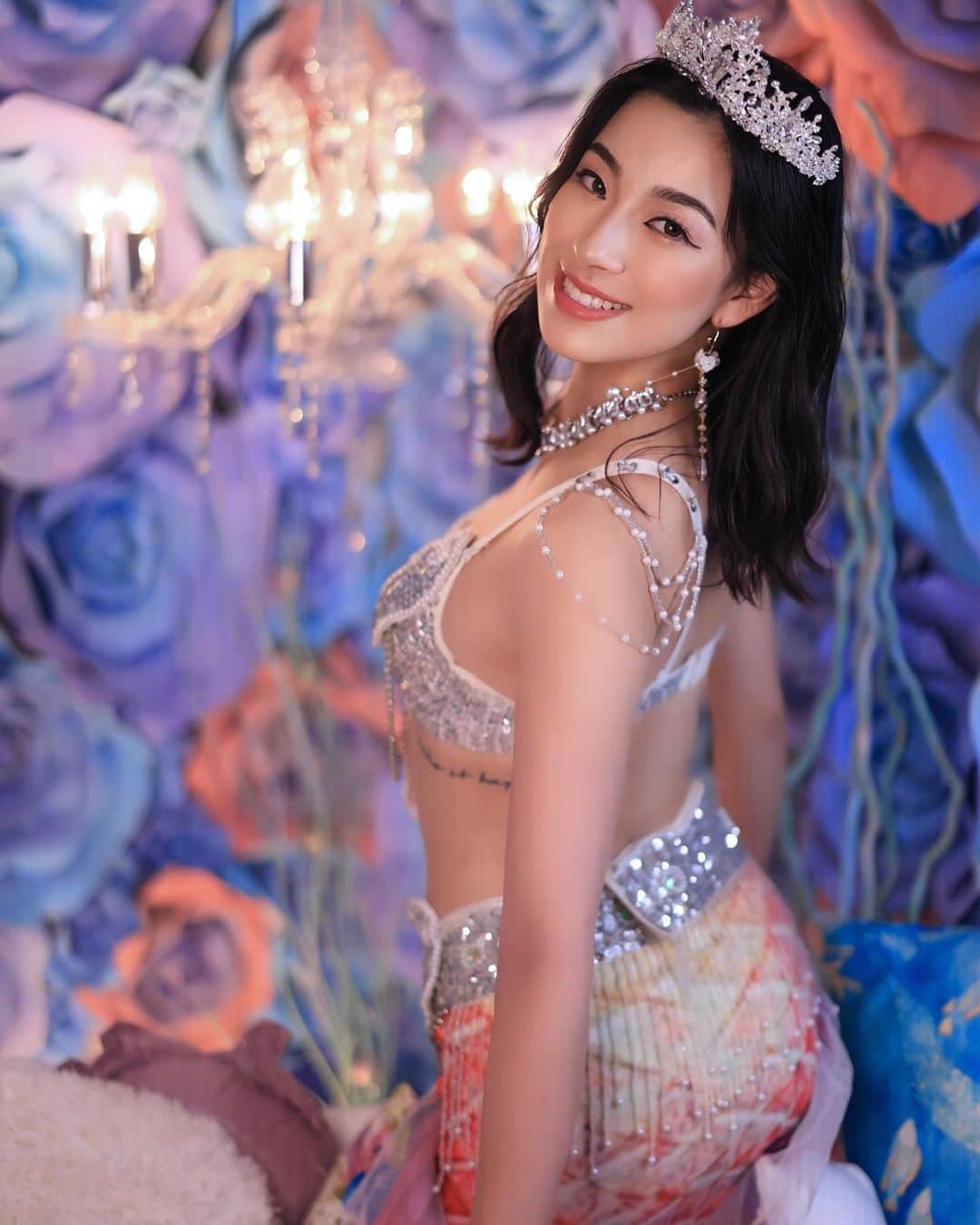 舘林佳史さんのインスタグラム写真 - (舘林佳史Instagram)「大人気人魚姫撮影❣️ 美しすぎるマーメイド🧜‍♀️✨  自社スタジオ  model:園子 @sonokomagata    legend universal japan 日本代表グランプリ👸🇯🇵 @miss.mrs.legenduniversaljapan   リニューアルした静岡スタジオで バレエレオタード作品作り✨   誰でも物語の主人公になれるをキャッチコピーに ドラマや映画の物語のワンシーンの様なDramaticStoryPhotと言う名前で活動作品作りをしています。  大好評のドラマティックフォトのご依頼はこのクオリティーで30000円〜(ほぼ諸経費)で受け賜わっています)^o^(   素敵な作品を一緒に作りたい！コラボレーションしたい 美容師・メイクアップアーティストさん ・服飾デザイナーさんクリエイターさんも随時募集中です✨  お姫様になりたい👸物語の主人公になってみませんか^ ^⁉︎  たった一枚の写真で人生が変わる‼️  ドラマティックフォト撮影に興味がある方撮影依頼 お待ちしてます☺️💓  モデル宣材撮影 コンポジ Book作り プロフィール撮影 ブライダルフォト記念撮影 衣装レンタル 成人式 着物ドレスロケーションフォト スチール サロンモデル撮影 写真集等撮影のご依頼何でもお気軽にお問い合わせDM下さい✨  ༚┈❁┈༚༝༝༚┈❁┈༚༝༝༚┈❁┈༚༝༝༚┈❁┈ ༚༝༝༚┈❁┈ . ． #レジェンドユニバーサルジャパン  #レジェンドユニバーサル日本代表  #ドラマティックフォト #マーメイド #人魚 #人魚姫 #アリエル #美女 #ポートレート #作品作り #モデル #モデル募集 #スタジオ #自社スタジオ #スタジオ撮影 #撮影依頼受付中」9月19日 10時04分 - tatephotox