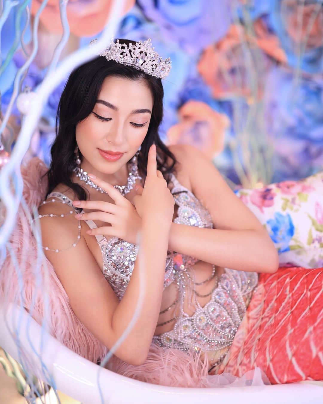 舘林佳史さんのインスタグラム写真 - (舘林佳史Instagram)「大人気人魚姫撮影❣️ 美しすぎるマーメイド🧜‍♀️✨  自社スタジオ  model:園子 @sonokomagata    legend universal japan 日本代表グランプリ👸🇯🇵 @miss.mrs.legenduniversaljapan   リニューアルした静岡スタジオで バレエレオタード作品作り✨   誰でも物語の主人公になれるをキャッチコピーに ドラマや映画の物語のワンシーンの様なDramaticStoryPhotと言う名前で活動作品作りをしています。  大好評のドラマティックフォトのご依頼はこのクオリティーで30000円〜(ほぼ諸経費)で受け賜わっています)^o^(   素敵な作品を一緒に作りたい！コラボレーションしたい 美容師・メイクアップアーティストさん ・服飾デザイナーさんクリエイターさんも随時募集中です✨  お姫様になりたい👸物語の主人公になってみませんか^ ^⁉︎  たった一枚の写真で人生が変わる‼️  ドラマティックフォト撮影に興味がある方撮影依頼 お待ちしてます☺️💓  モデル宣材撮影 コンポジ Book作り プロフィール撮影 ブライダルフォト記念撮影 衣装レンタル 成人式 着物ドレスロケーションフォト スチール サロンモデル撮影 写真集等撮影のご依頼何でもお気軽にお問い合わせDM下さい✨  ༚┈❁┈༚༝༝༚┈❁┈༚༝༝༚┈❁┈༚༝༝༚┈❁┈ ༚༝༝༚┈❁┈ . ． #レジェンドユニバーサルジャパン  #レジェンドユニバーサル日本代表  #ドラマティックフォト #マーメイド #人魚 #人魚姫 #アリエル #美女 #ポートレート #作品作り #モデル #モデル募集 #スタジオ #自社スタジオ #スタジオ撮影 #撮影依頼受付中」9月19日 10時04分 - tatephotox