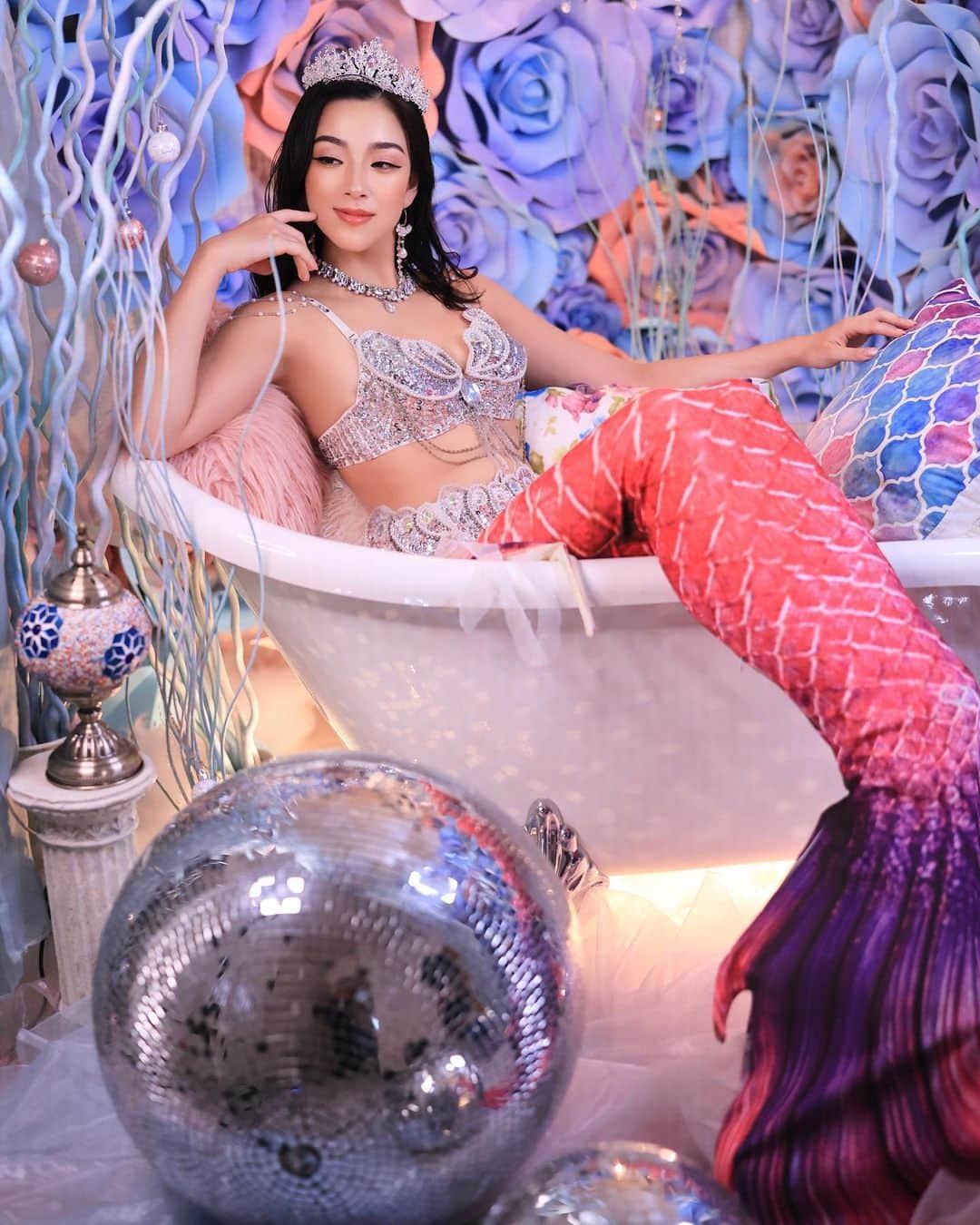 舘林佳史さんのインスタグラム写真 - (舘林佳史Instagram)「大人気人魚姫撮影❣️ 美しすぎるマーメイド🧜‍♀️✨  自社スタジオ  model:園子 @sonokomagata    legend universal japan 日本代表グランプリ👸🇯🇵 @miss.mrs.legenduniversaljapan   リニューアルした静岡スタジオで バレエレオタード作品作り✨   誰でも物語の主人公になれるをキャッチコピーに ドラマや映画の物語のワンシーンの様なDramaticStoryPhotと言う名前で活動作品作りをしています。  大好評のドラマティックフォトのご依頼はこのクオリティーで30000円〜(ほぼ諸経費)で受け賜わっています)^o^(   素敵な作品を一緒に作りたい！コラボレーションしたい 美容師・メイクアップアーティストさん ・服飾デザイナーさんクリエイターさんも随時募集中です✨  お姫様になりたい👸物語の主人公になってみませんか^ ^⁉︎  たった一枚の写真で人生が変わる‼️  ドラマティックフォト撮影に興味がある方撮影依頼 お待ちしてます☺️💓  モデル宣材撮影 コンポジ Book作り プロフィール撮影 ブライダルフォト記念撮影 衣装レンタル 成人式 着物ドレスロケーションフォト スチール サロンモデル撮影 写真集等撮影のご依頼何でもお気軽にお問い合わせDM下さい✨  ༚┈❁┈༚༝༝༚┈❁┈༚༝༝༚┈❁┈༚༝༝༚┈❁┈ ༚༝༝༚┈❁┈ . ． #レジェンドユニバーサルジャパン  #レジェンドユニバーサル日本代表  #ドラマティックフォト #マーメイド #人魚 #人魚姫 #アリエル #美女 #ポートレート #作品作り #モデル #モデル募集 #スタジオ #自社スタジオ #スタジオ撮影 #撮影依頼受付中」9月19日 10時04分 - tatephotox