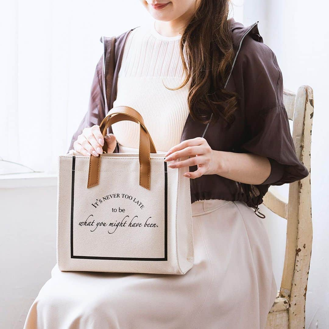 サマンサタバサさんのインスタグラム写真 - (サマンサタバサInstagram)「. Message Canvas Bag ┈┈┈┈┈┈┈┈┈┈┈┈┈  カジュアル、キレイめスタイルにも 合わせやすいキャンバスバッグ👜🌿 キャメルのレザーハンドルがアクセントに。  ボックス型、横型の2型展開✨ 長財布や500mlペットボトルも収納できる程よいサイズ感！ ショルダーストラップ付きで、気分に合わせて肩掛けも可能。  様々なシーンで活躍する新作アイテムをCHECKしてみて🌼  ┈┈┈┈┈┈┈┈┈┈┈┈┈ ¥17,600  #サマンサタバサプチチョイス  #samanthathavasapetitchoice  #キャンバス #キャンバストート」9月19日 10時08分 - samantha.thavasa.petit.choice