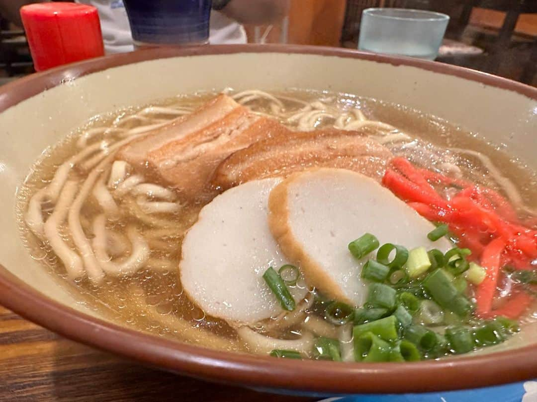 氷浦紫のインスタグラム：「#過去pic  #沖縄料理志貴  那覇空港内にあるご飯屋さん。お店もそんなに広くないし、めちゃくちゃ人気だからなかなか入れない。 ここの #沖縄そば すごい美味しくて好き 毎回行きたい。   #那覇空港オススメスポット  #夏の思ひ出シリーズ」