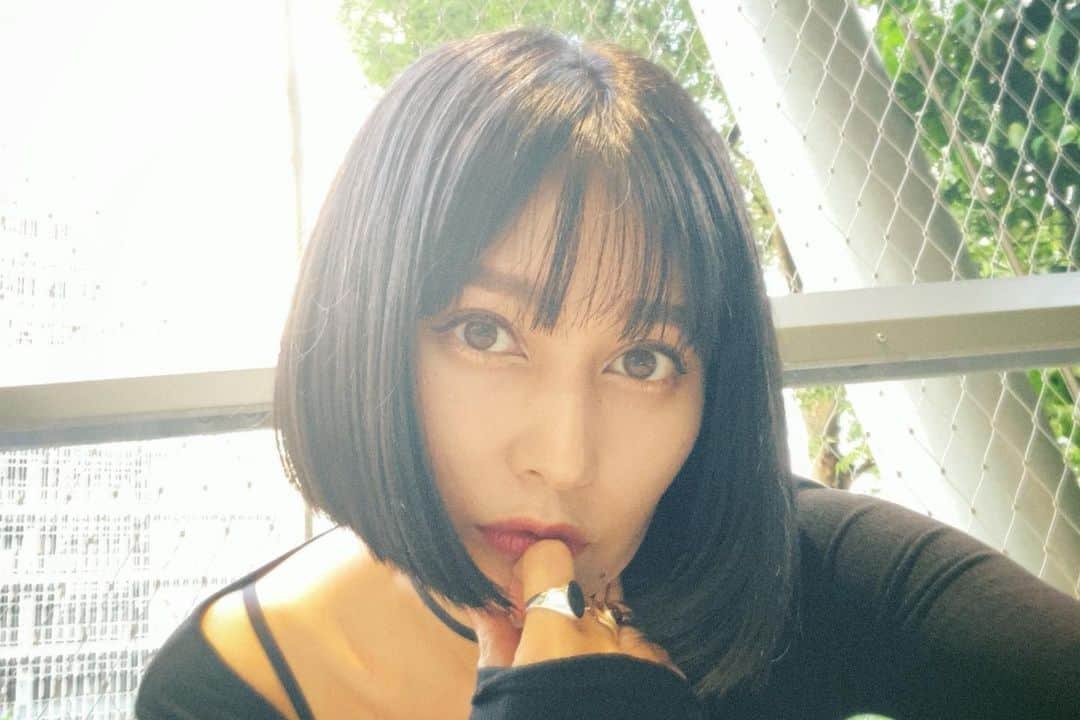 佐藤乃莉のインスタグラム：「🐹はよう🧀  指ハート作るの苦手佐藤w  今日も暑いので皆様体調気をつけて下さいね☀️  #pic#顔#ボブヘア#黒髪」