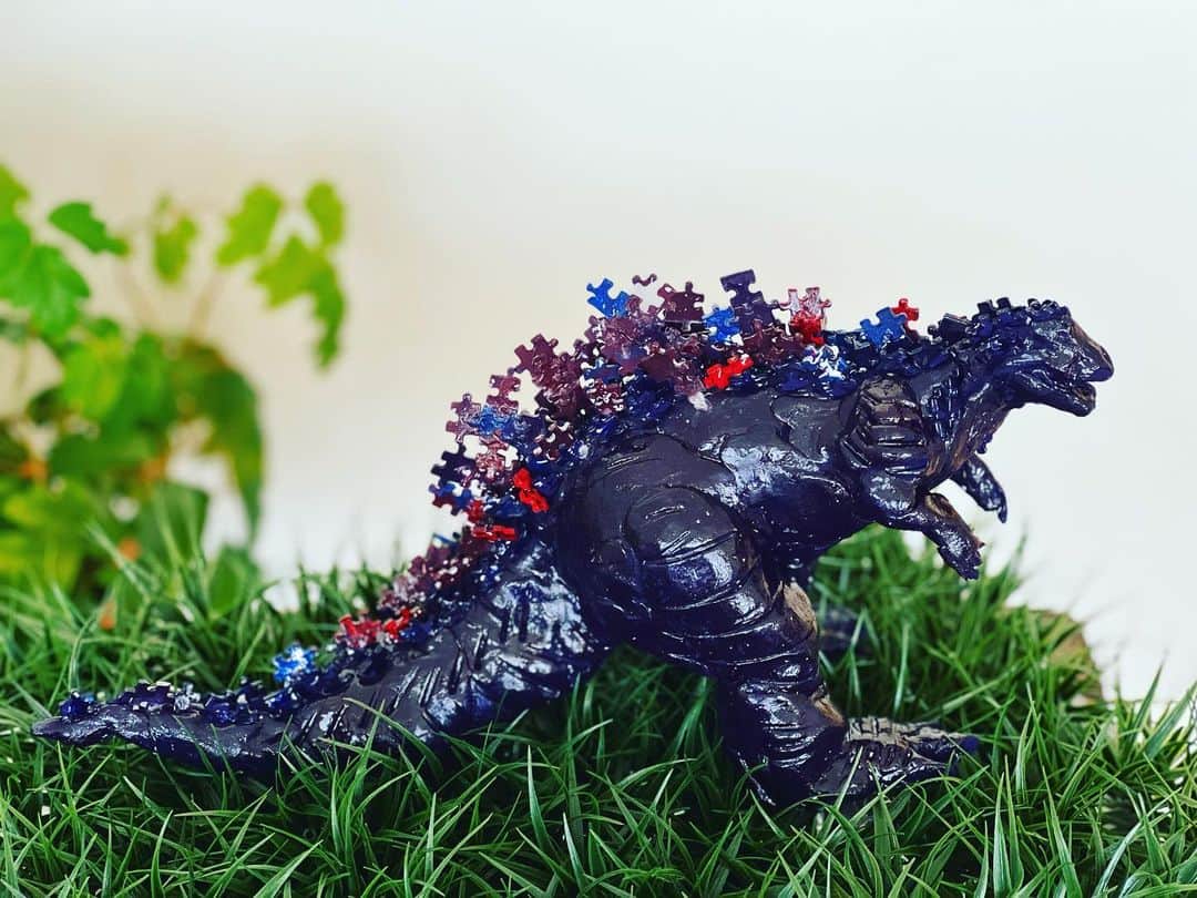 神崎恵のインスタグラム：「・ 三男が夏休みの自由研究で作った作品がかえってきました。 紙粘土とパズルで完成させた🦖 アクリル絵の具は数色混ぜてピンとくる色にしたらしいです。 レジャーシート引き詰めて豪快に色付けしていました。 岩を敷き詰める予定から、青々とした芝に変更。 「しばふのほうがおもしろいでしょ！」と👦 今、家の中に息子たちの作品を飾るスペースをつくっていて、 絵を額装したり、工作を並べたり、 好きだった絵本や図鑑もならべて、眺めたり思い出と一緒にひと息つける空間。 仕上がるのが楽しみです。　  #自由研究 #夏休み」