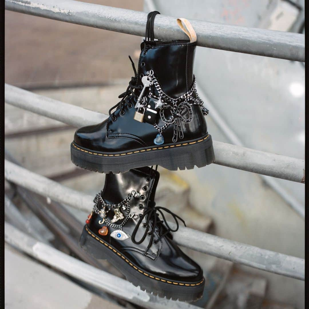 McGuffinさんのインスタグラム写真 - (McGuffinInstagram)「⚡McGuffin Street News⚡  すべてのルールを打ち破る自己表現。 DR. MARTENS と MARC JACOBS が時代を超越したコラボレーションを発表。  @drmartens_japan  @marcjacobs   チャームで彩られた JADON ブーツを 2023年9月16日(土)に発売開始。  マークジェイコブスとの再コラボレーションが新たな時代へ向けて登場。1990 年代から続く、ドクターマーチンとマーク ジェイコブスは、サブカルチャーと社会的な領域を巡る無限の探究心と、決して型にはまることのない自己表現をもとに追い求めてきた。ファッションの概念を塗り替えたことで知られるランウェイとサブカルチャーへの敬意を大切に、マークジェイコブスは本物であることと、個性的であることをたゆまずに続け、1993 年の「Perry Ellis」のショーで、モデルたちにスリップドレスとドクターマーチンのブーツを合わせたルックは、それまでのキャットウォークでは見られなかった斬新な表現であり、マーク ジェイコブスの名を歴史に刻むこととなった作品のひとつとして今でも語り継がれている。妥協することなく、自己表現を大切にしていく両ブランドのスピリットは、このコラボレーションにもしっかりと表現されている。今回のミューズとなったプロダクトの“JADON”は、2013年に登場して以来、既成概念に囚われず、高さのある厚底のプラットフォームソールを纏い、時代を超越した魅力と自己表現を放っている。JADON ブーツは、タフで丈夫なのはもちろんのこと、履く人に力や自信を与えるようにデザインされた。 今回のコラボレーションモデルでは、ヴィーガン素材の艶やかなアッパーにイエローウェルトステッチやヒールループなどドクターマーチンのシグネチャーをあしらいながら、ブーツにシルバーチェーンを巻き込み、サイコロや南京錠、ハートや鍵など、遊び心溢れるチャームを装飾し、マーク ジェイコブスのコレクションへのオマージュとなっている。両ブランドのタンやスイングタグで仕上げられたこのコラボレーションモデルは、今年で 10 周年を迎える JADON ブーツを記念したリワークコレクションのひとつとして発表する。  このコラボレーションモデルは、2023年9月16日(土)より、ドクターマーチン公式オンラインショップhttps://jp.drmartens.com (8:00AM)、ブランドコンセプトストア Dr. Martens SHOWROOM TYO、マーク ジェイコブス公式オンラインストアhttps://www.marcjacobs.jp (8:00AM)、MARC JACOBS 表参道店、および全国の限定店舗にて発売開始。  #DrMartens #ドクターマーチン #marcjacobs #マークジェイコブス」9月19日 10時15分 - mcguffin_official