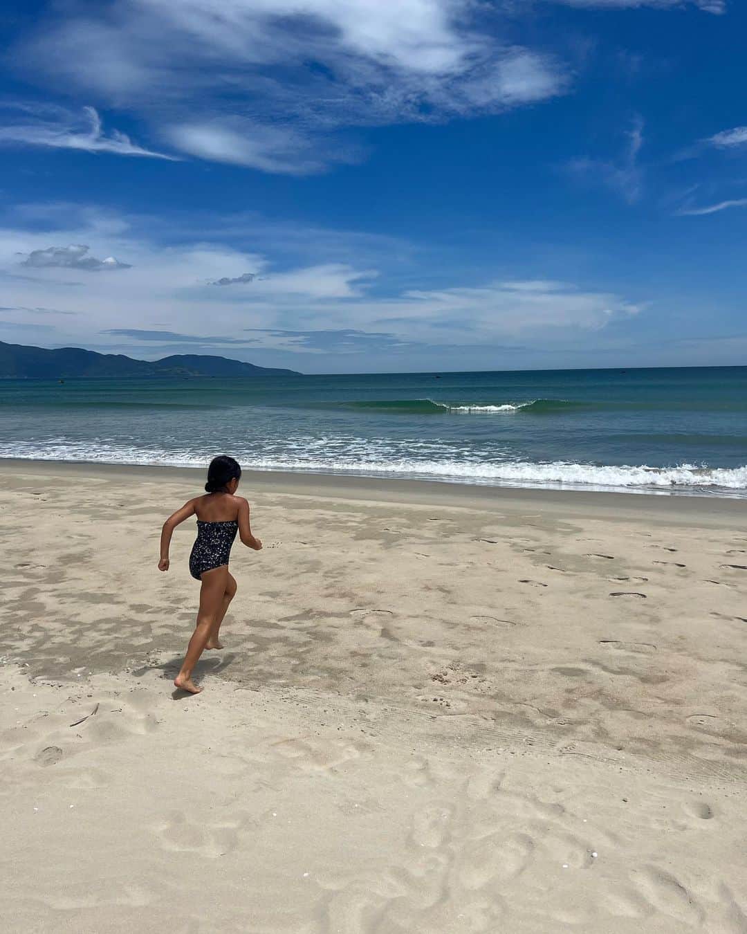 亜弥のインスタグラム：「🏝️🩵💙🤍  #ベトナム #ダナン #DANANG #Beach #Villaから歩いてすぐ海岸 #砂が暑すぎてダッシュ #子連れ旅行」
