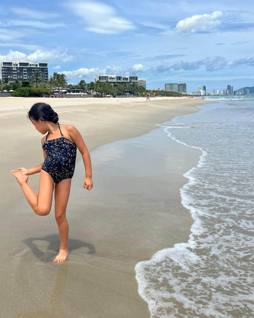 亜弥さんのインスタグラム写真 - (亜弥Instagram)「🏝️🩵💙🤍  #ベトナム #ダナン #DANANG #Beach #Villaから歩いてすぐ海岸 #砂が暑すぎてダッシュ #子連れ旅行」9月19日 10時16分 - _ayaaa19_