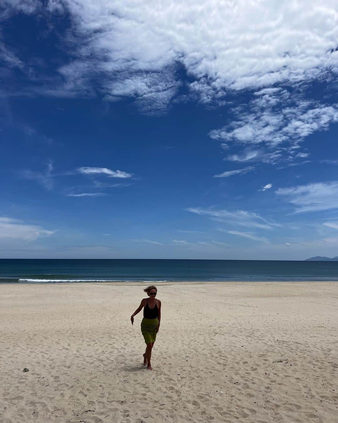 亜弥さんのインスタグラム写真 - (亜弥Instagram)「🏝️🩵💙🤍  #ベトナム #ダナン #DANANG #Beach #Villaから歩いてすぐ海岸 #砂が暑すぎてダッシュ #子連れ旅行」9月19日 10時16分 - _ayaaa19_