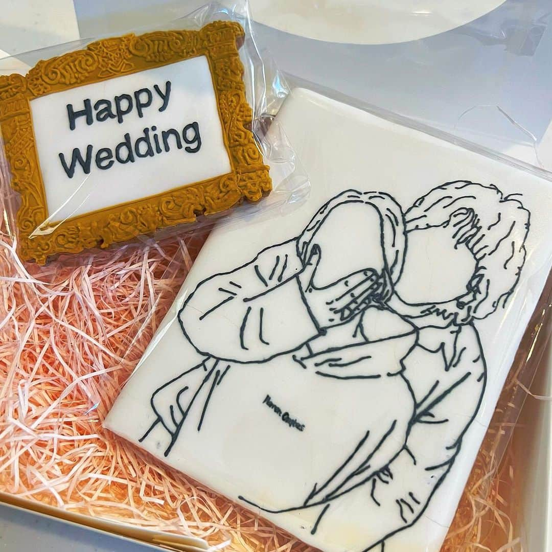 富久美玲さんのインスタグラム写真 - (富久美玲Instagram)「_ . @human_graphics の額縁🖼️デザインと 結婚報告の写真を絵にしてくれた センスありすぎるアイシングクッキー^_^ .」9月19日 10時34分 - mirei_official