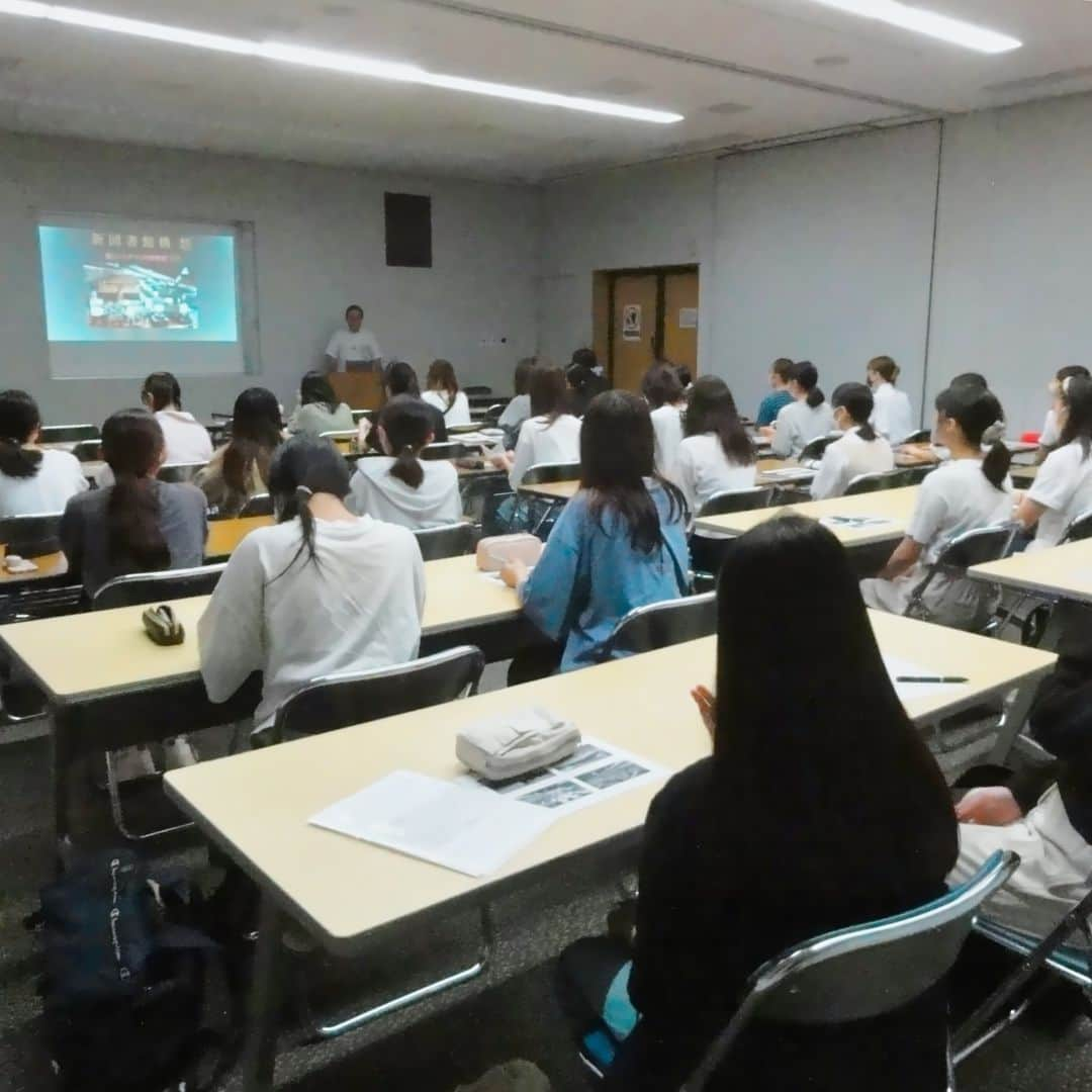 福岡女子短期大学さんのインスタグラム写真 - (福岡女子短期大学Instagram)「💠文化教養学科「学科特別研修」  文化教養学科では、9月15日（金）「学科特別研修」として、佐賀県内にある『伊万里市図書館』『武雄市図書館』を訪問しました。  【伊万里市図書館】 佐賀県伊万里市立花町４１１０−１  伊万里市民図書館は佐賀県伊万里市に設置されている公共図書館である。市民と行政が一緒に建設や運用について考え実行していることや、図書館ボランティアを全国に先駆けて進めるなど、様々な先進的活動で知られる。（出典：Wikipedia）  【武雄市図書館】 @takeo_city_library  佐賀県武雄市武雄町大字武雄５３０４−１  武雄市図書館・歴史資料館は、佐賀県武雄市が条例で設置を定めた、図書館と歴史資料館などで構成される市立の複合施設である。2000年10月1日開館。 図書館部分では2013年から指定管理者制度により、カルチュアコンビニエンスクラブが指定管理者となっている。（出典：Wikipedia)  --✂︎---------------------  #福岡女子短期大学 #福女短　#文化教養学科 #福岡女子短期大学文化教養学科 #図書館司書　#司書の卵 #本が好きな人と繋がりたい #図書館好きな人と繋がりたい #司書採用者全国トップクラス   -------------------------」9月19日 10時34分 - fukuoka_wjc