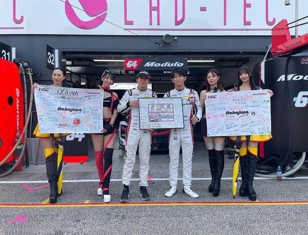 池永百合さんのインスタグラム写真 - (池永百合Instagram)「SUPERGT Rd.6 SUGO GT 300km RACE  二日間応援ありがとうございました🏁✨  64号車は、15番手からスタートの11位フィニッシュでした。  何よりも、山本選手がご無事で安心しました。  ポイントには、あと一歩届きませんでしたが ラップタイムを見ているといいタイムで周回数を重ねていたり 粘り強い走りを見せてくれていましたね🏎️  残り2戦、表彰台へ上がる姿を見たい‼️  次戦は、10/14,15 オートポリスです🏁  引き続きModuloNakajimaRacingの応援よろしくお願いします🔥🔥  #SUPERGT #Modulo64 #ModuloNakajimaRacimmg #Modulo #レースクイーン#raceqeen  #レースクイーンコスチューム #ショートパンツ #Moduloスマイル  #좋아요 #셀카 #팔로우 #얼스타그램　#일본 #귀여워 #카메라  #攝影 #旅遊攝影 #拍攝 #寫真 #攝影日記 #人像攝影 #鈴鹿サーキット #サーキット #レースクイーン写真部 #菅生 #スポーツランドsugo」9月19日 10時38分 - ikenaga_yuri