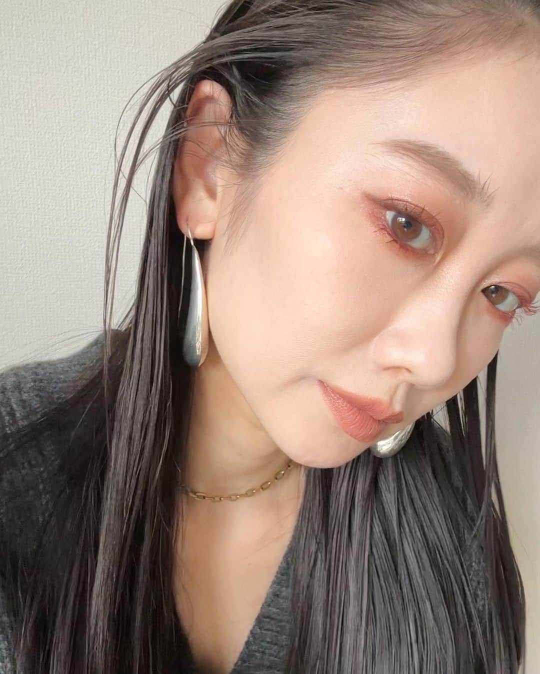 のインスタグラム：「グレーのスタイリングにも合うように 赤みが強めなアイメイク＋少しコンシーラーでベージュに寄せてからリップを塗ってます🫨  ポイントは眉毛をかかずにほんの少しだけアイシャドウをのせる、アイラインも全てパレットを使って描く。 ペンシルやリキッドは使わないのが◎」