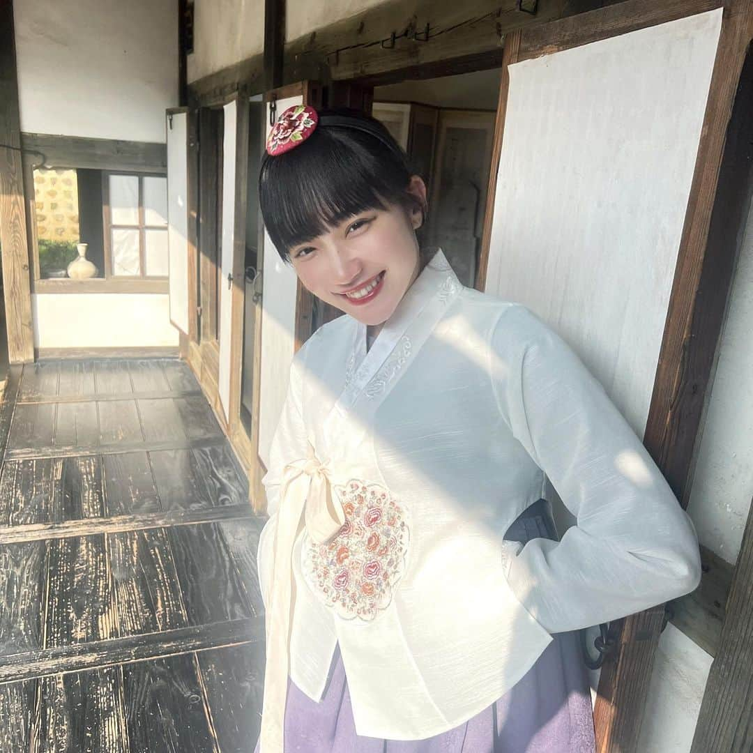 馬渕恭子さんのインスタグラム写真 - (馬渕恭子Instagram)「. 手を隠すのが正解って習った🙆‍♀️ 衣装体験500円で出来るのすごい。 .  #チマチョゴリ体験  #치마저고리  #リトルワールド  #民族衣装」9月19日 10時40分 - kyoko414_mh