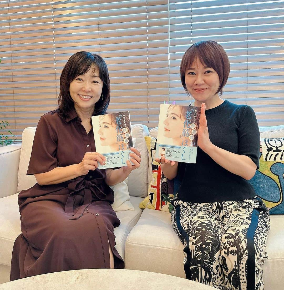 天野佳代子さんのインスタグラム写真 - (天野佳代子Instagram)「”自分へのご褒美”は何かと問われたら、私の場合、最高の飲食がそれに値しますが、それ以上にすごいご褒美があることを知りました。それは美容家でエスティシャンでもある瀬戸口めぐみさんの｢手美容｣。  国内外のセレブリティを顧客にもつ瀬戸口さんの施術は、機械を使わない手技だけによるもの。頭皮、顔、肩、首、背中に至るまで、適度な圧を加えながらのマッサージで、施術後はあらゆるむくみが全解消。顔がキュッと引き上がり、驚きの小顔に。肌もツルツルのピカピカ。今後、自分へのご褒美エステとして通わせていただく決意新たに！  そんな瀬戸口さんの手技が満載された著書『老化筋ほぐし』（小学館刊）が大ヒット中で、重版記念トークライブが9月23日(土)午前11時より、代官山蔦屋書店にて開催されます。このイベントに私もご一緒させていただきます。顔をすっきりさせる簡単メソッドなど、瀬戸口さんの直接指導で、私も皆さんと共に学ぶぞ！　  DAIKANYAMA T-SITEからお申し込みくださいませ。オンラインでも参加できますが、直接御来店の方には豪華なお土産もたくさん！  お申し込みリンクはストーリーズに貼ってあります。  #瀬戸口めぐみ#手美容#老化筋ほぐし#中村ゆり#天野佳代子」9月19日 10時43分 - kayoko_amano0212