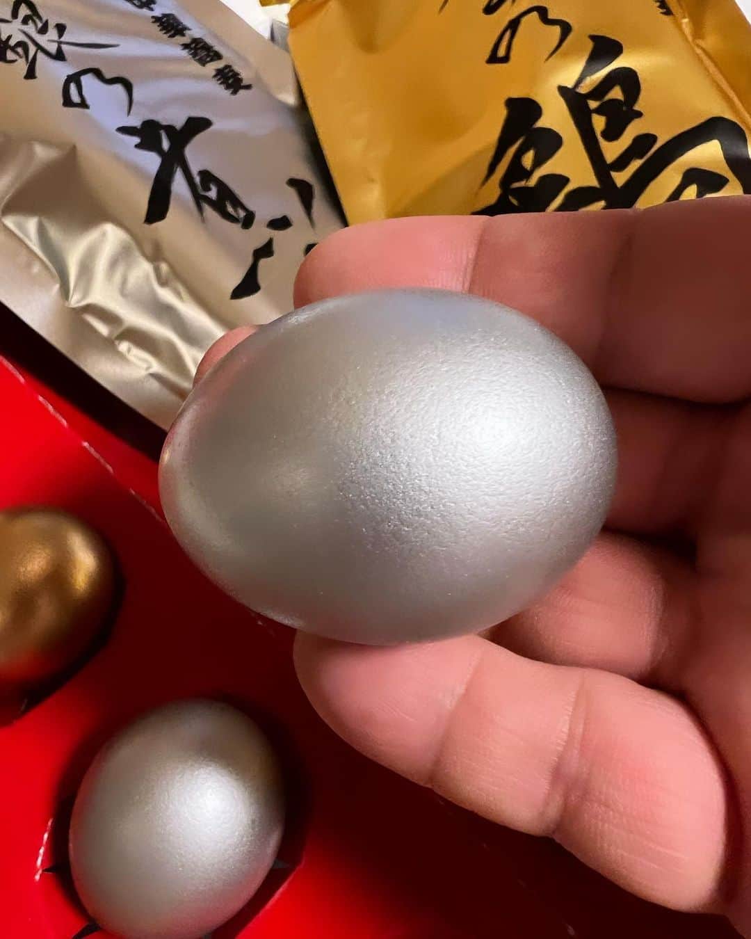 彦摩呂さんのインスタグラム写真 - (彦摩呂Instagram)「いつも驚かしてくれる ラーメン界の友人‼️  半田社長さんから 凄いラーメンを 頂きました〜  ジャックと豆の木に 出てくる 金の卵‼️  そして銀の卵‼️  ひゃー😵ビックリした‼️  まさに 宝石箱や〜〜‼️❣️  卵は、燻製卵だって。 凄いですね。 ありがとうございます😊 ゴージャスですね‼️  いただきまーす🌈👍😃  #彦摩呂 #山形中華蕎麦 #山形らーめん #新旬屋 #山形鶏中華 #食レポ #半田新也」9月19日 10時51分 - hikomaro_honmono