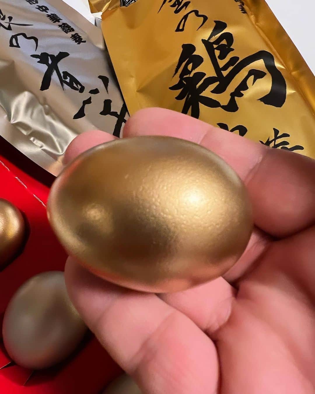 彦摩呂さんのインスタグラム写真 - (彦摩呂Instagram)「いつも驚かしてくれる ラーメン界の友人‼️  半田社長さんから 凄いラーメンを 頂きました〜  ジャックと豆の木に 出てくる 金の卵‼️  そして銀の卵‼️  ひゃー😵ビックリした‼️  まさに 宝石箱や〜〜‼️❣️  卵は、燻製卵だって。 凄いですね。 ありがとうございます😊 ゴージャスですね‼️  いただきまーす🌈👍😃  #彦摩呂 #山形中華蕎麦 #山形らーめん #新旬屋 #山形鶏中華 #食レポ #半田新也」9月19日 10時51分 - hikomaro_honmono