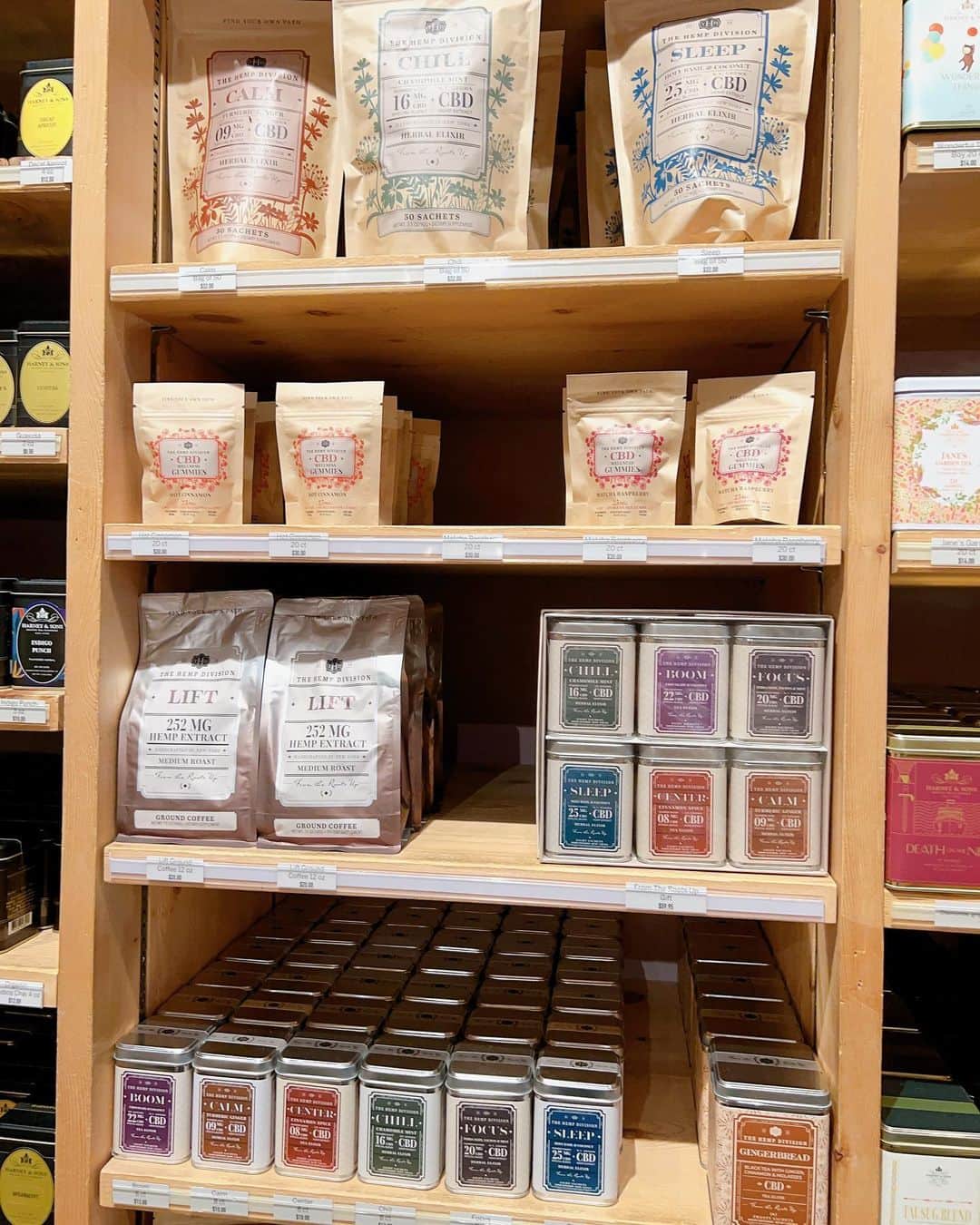 荒木優里さんのインスタグラム写真 (荒木優里Instagram)「🫖 友人へのプレゼントを買いに 紅茶専門店のHARNEY&SONSへ😆🩷